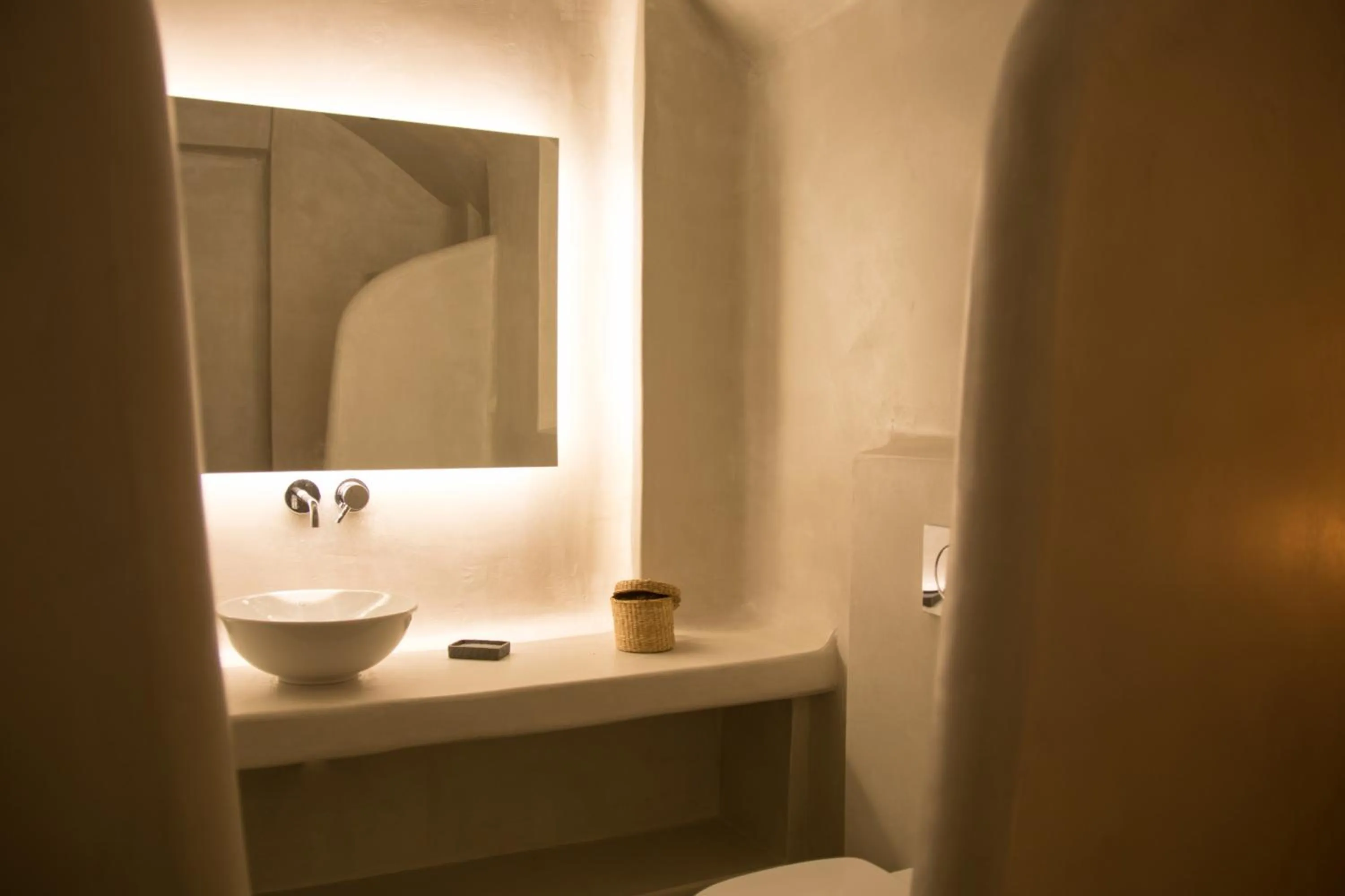 Shower in Amphitrite Suites Santorini