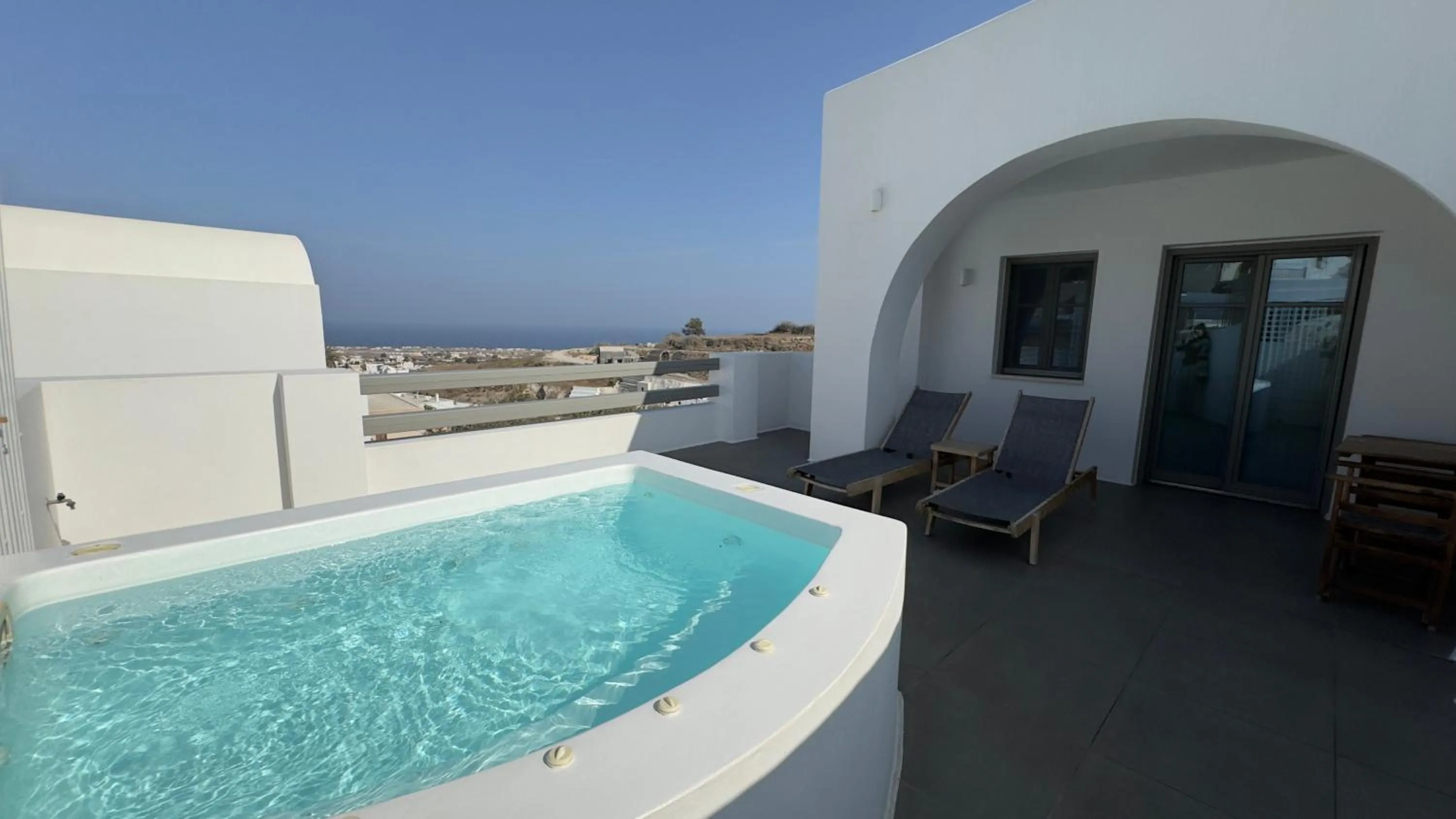 Hot Tub in Amphitrite Suites Santorini