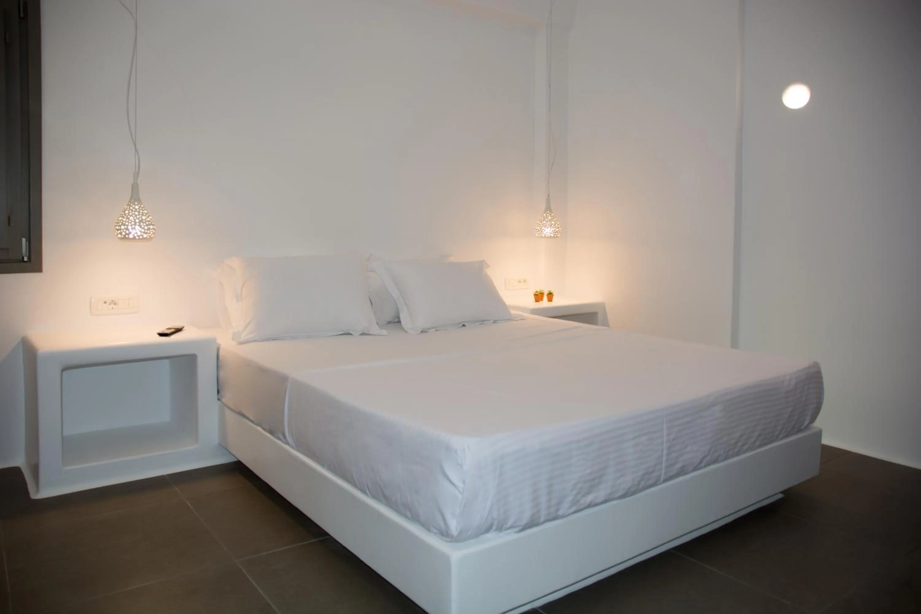 Bed in Amphitrite Suites Santorini