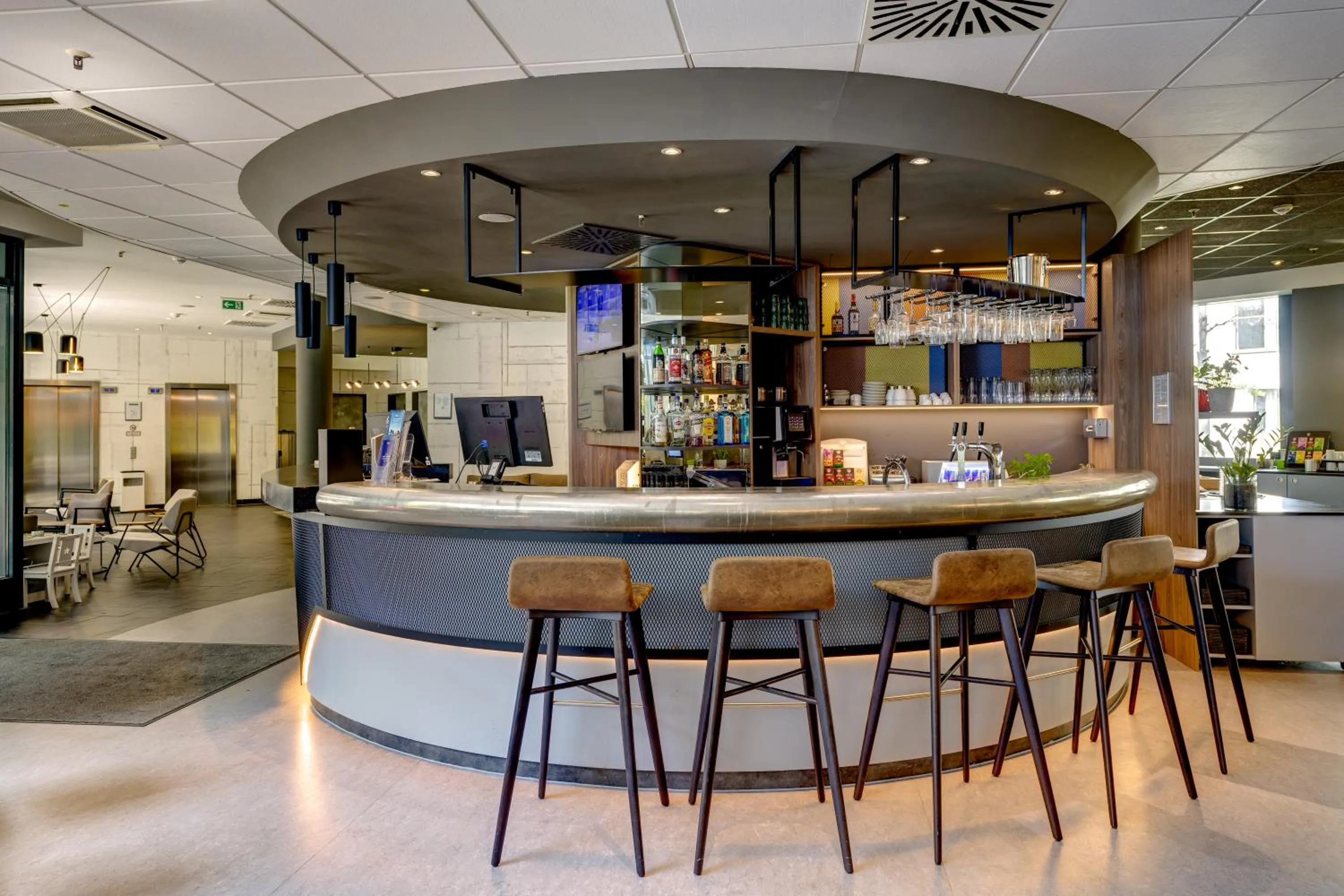 Lounge or bar in Novotel Suites München Parkstadt Schwabing