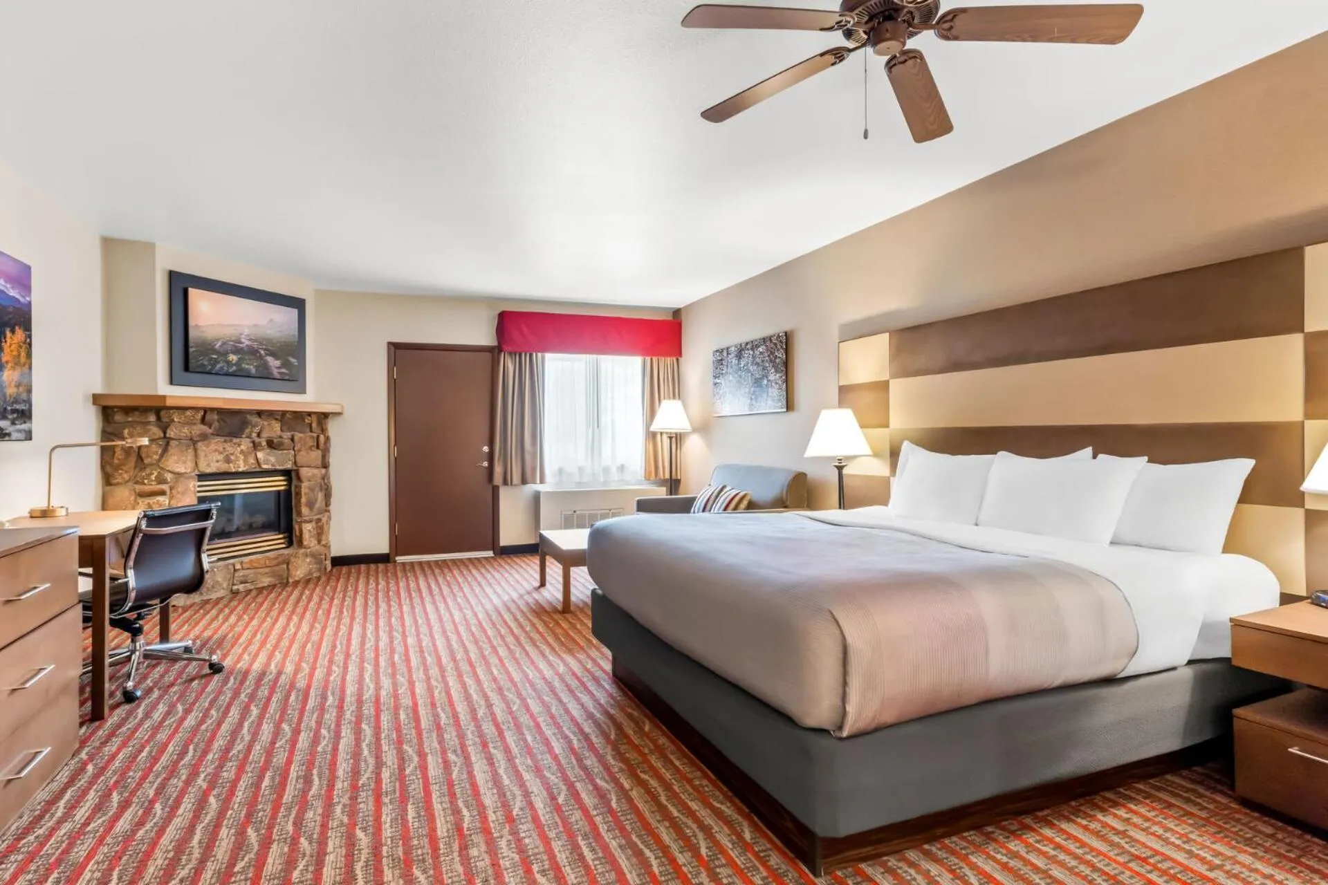 Bed in Quality Inn near Rocky Mountain National Park