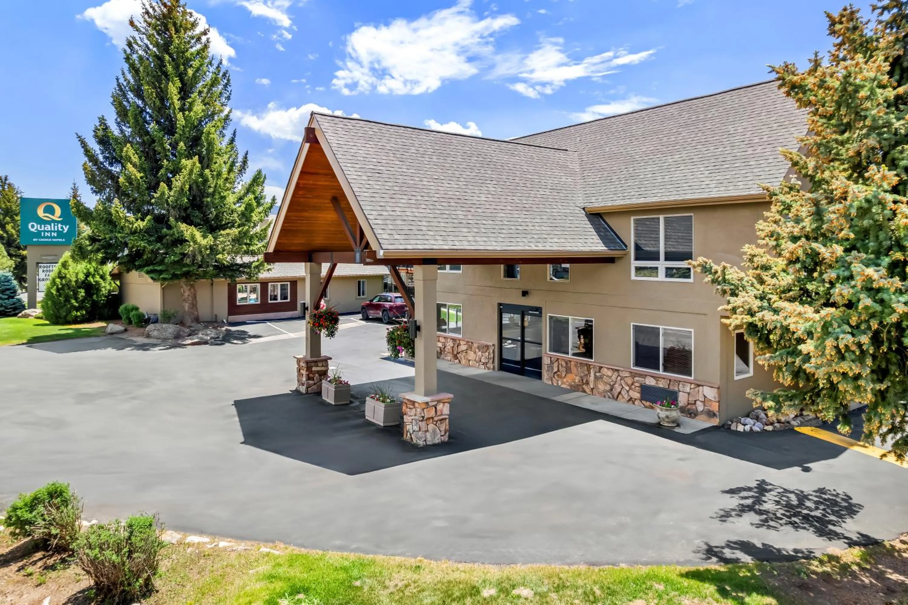 Facade/entrance in Quality Inn near Rocky Mountain National Park