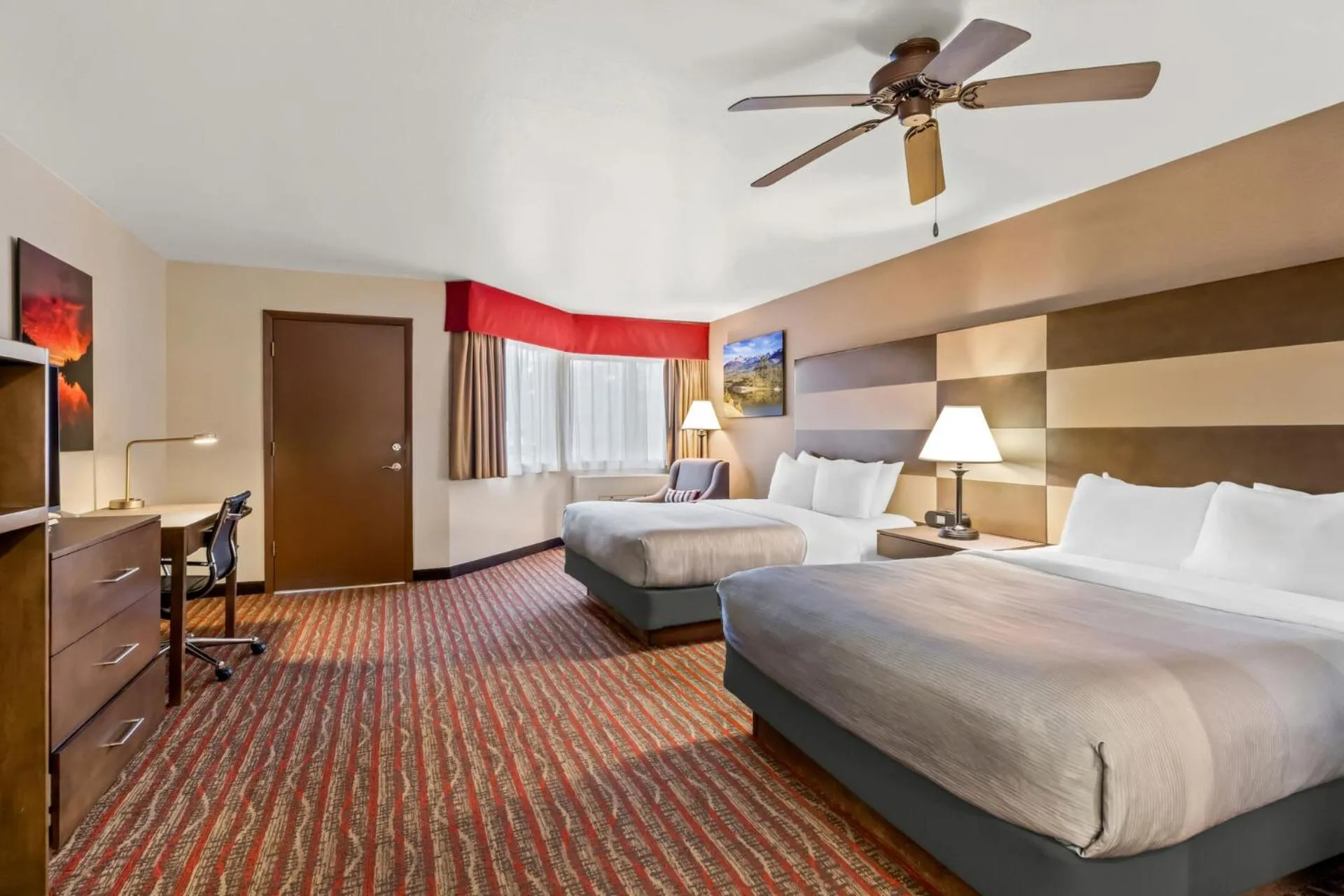 Bed in Quality Inn near Rocky Mountain National Park