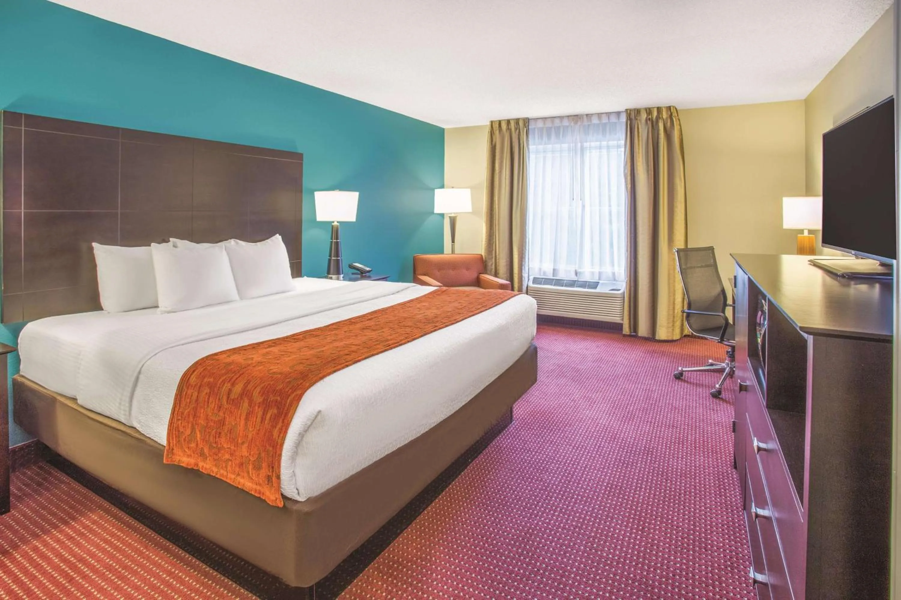 Photo of the whole room, Bed in La Quinta by Wyndham O'Fallon, IL - St. Louis