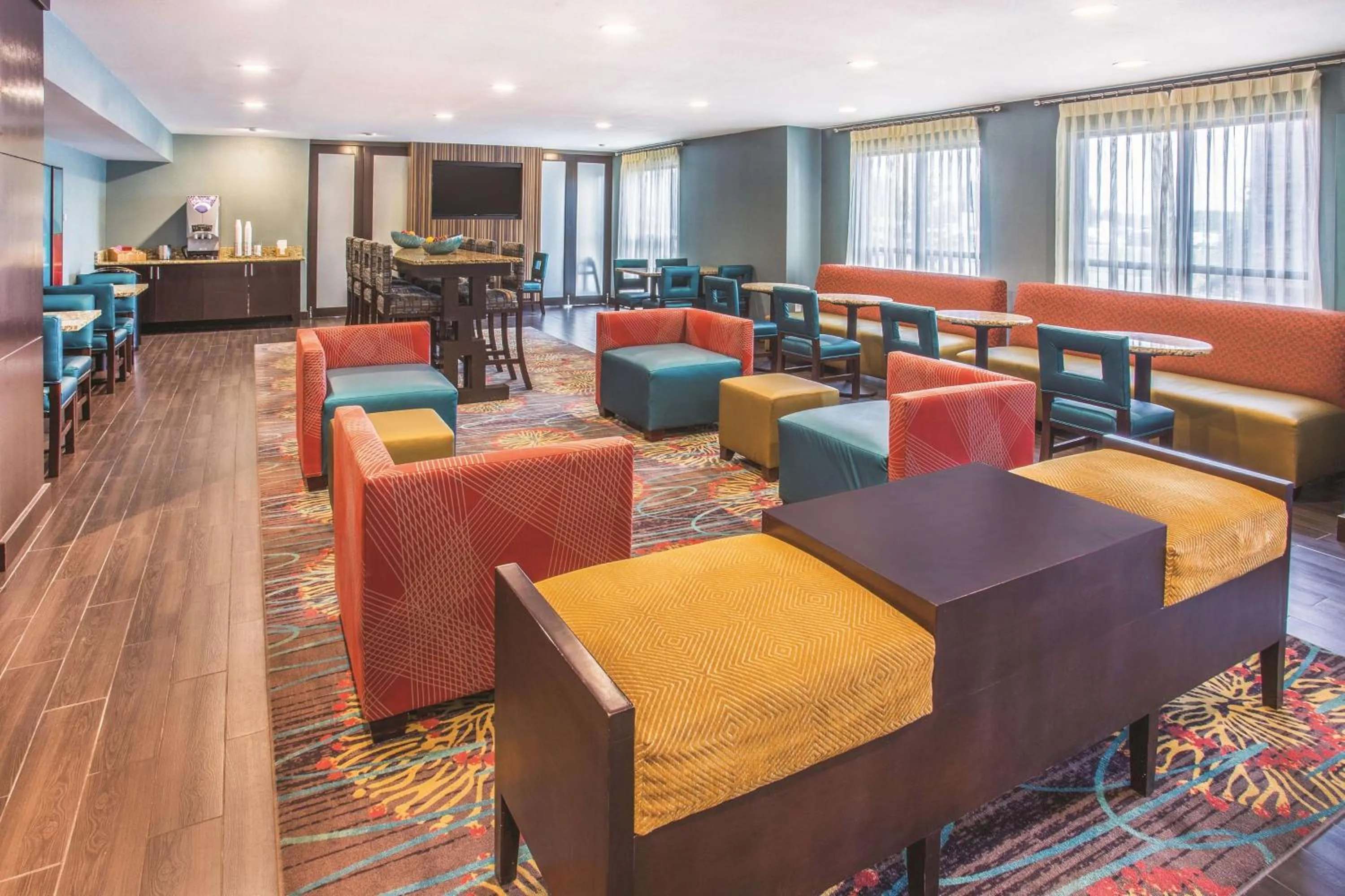 Lobby or reception in La Quinta by Wyndham O'Fallon, IL - St. Louis