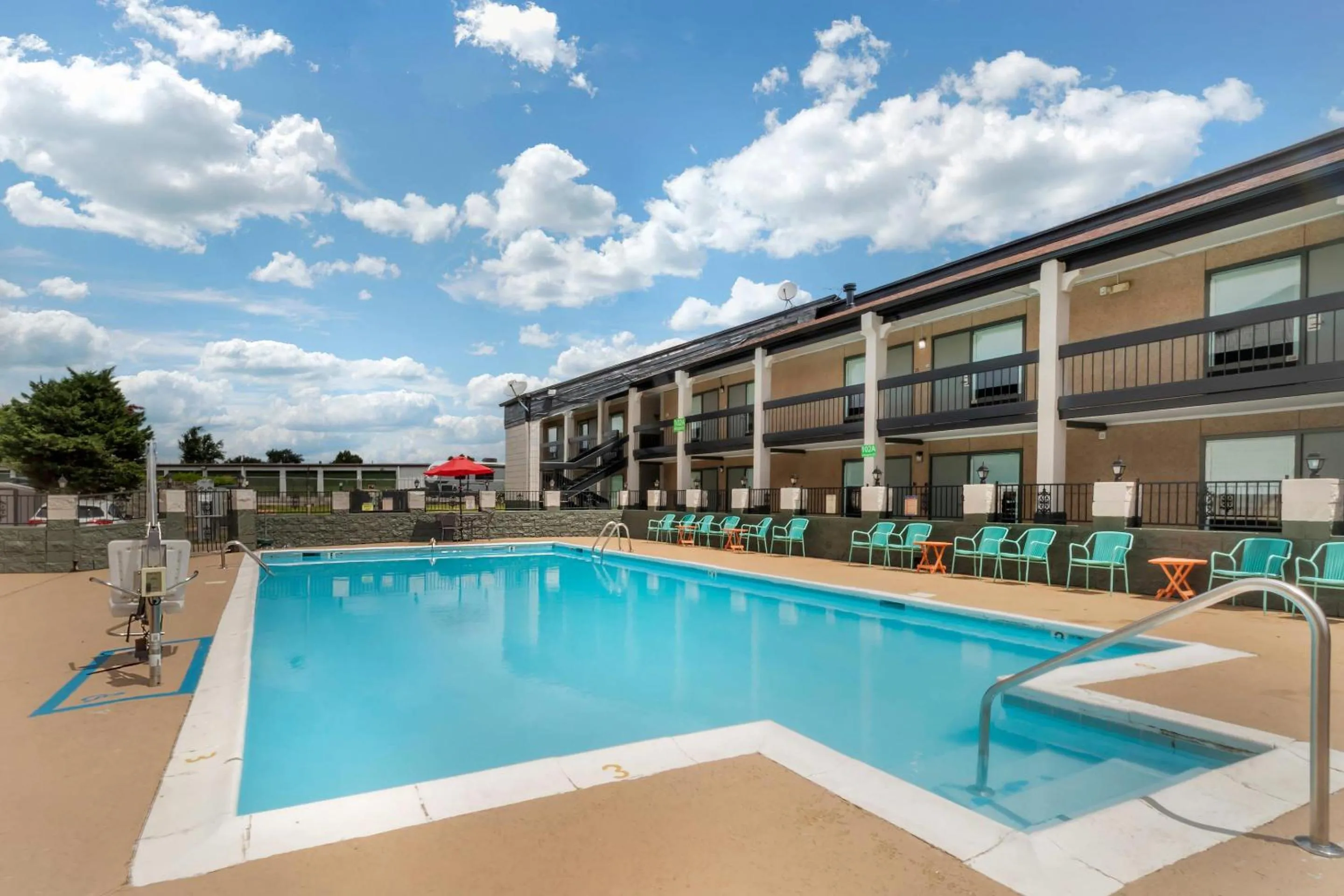 Swimming pool in Quality Inn Madison - Huntsville