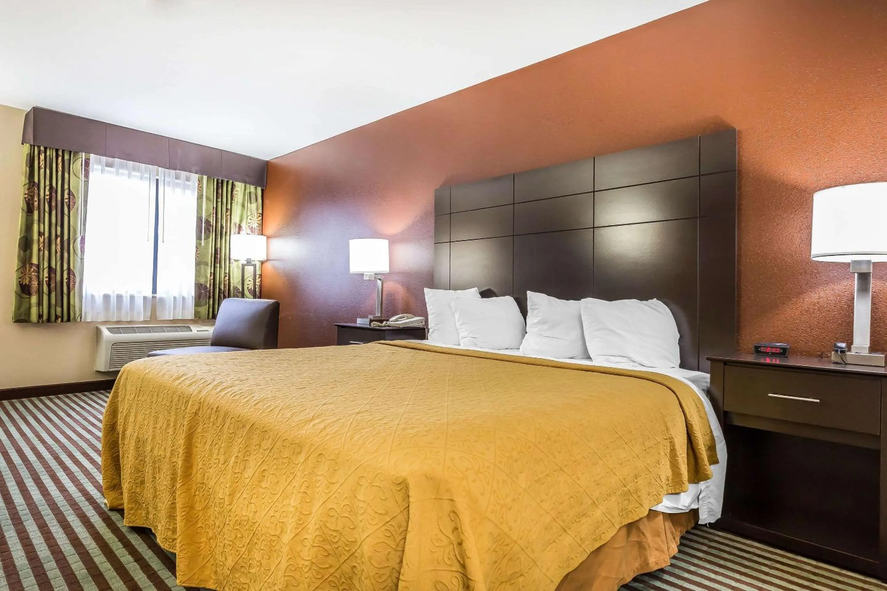 Bedroom, Bed in Quality Inn Mount Vernon, IL