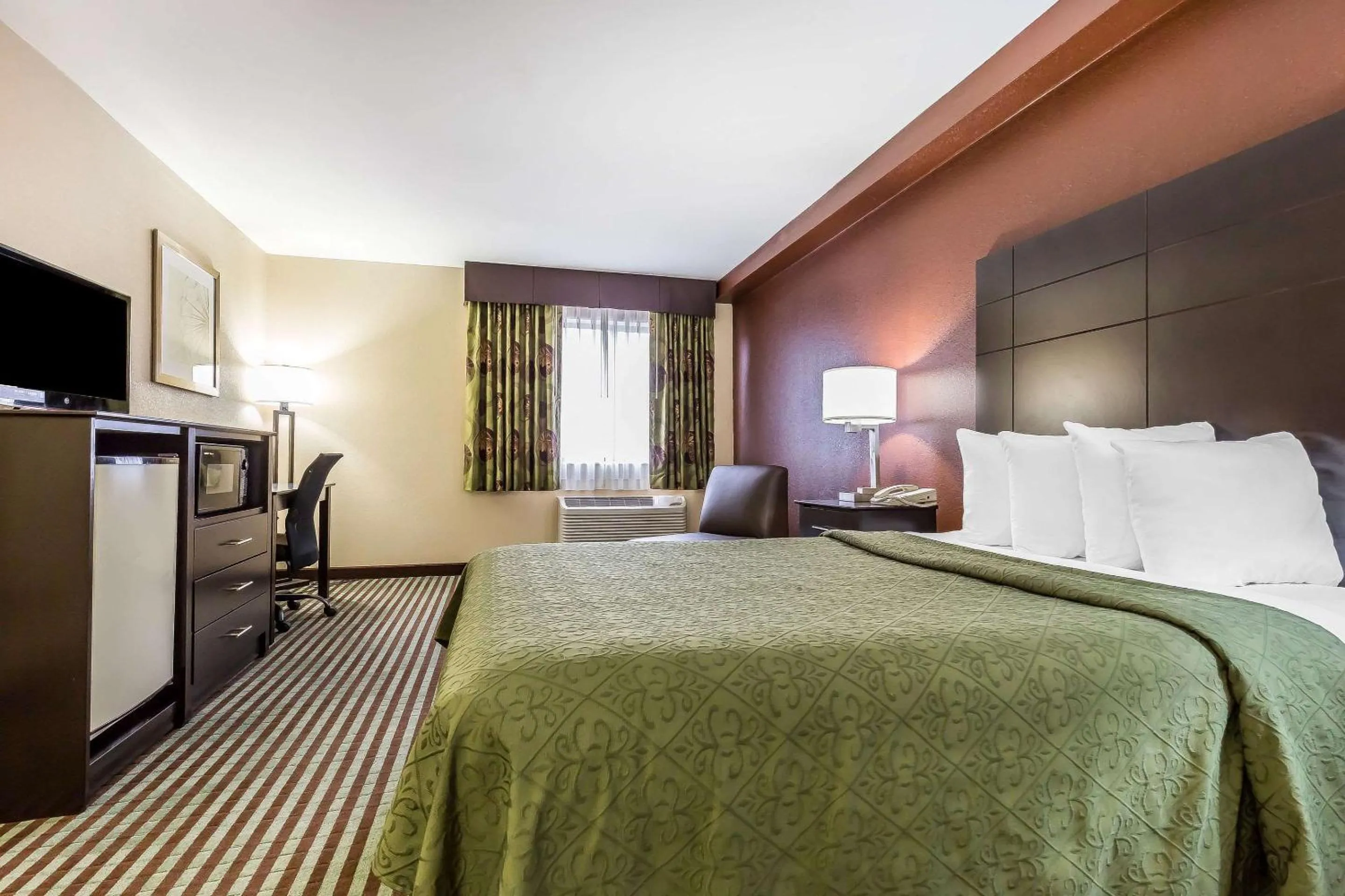 Photo of the whole room, Bed in Quality Inn Mount Vernon, IL