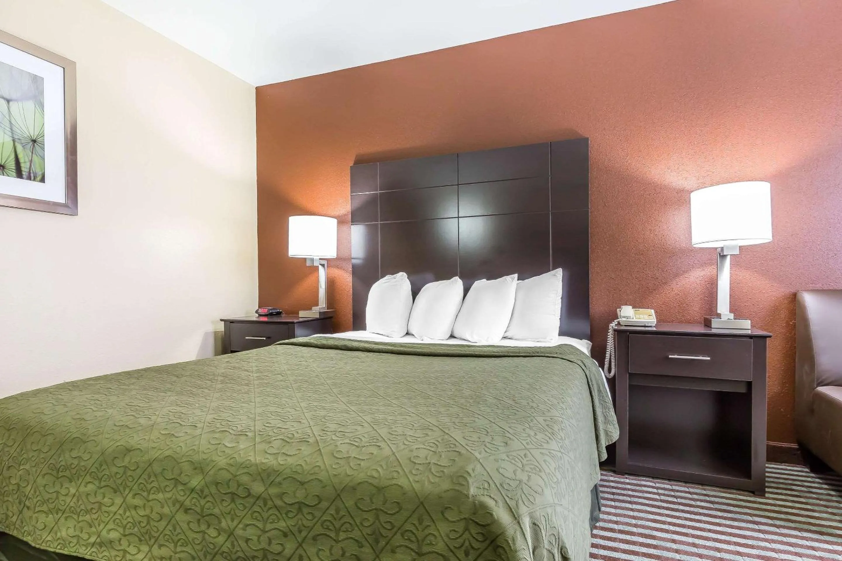 Photo of the whole room, Bed in Quality Inn Mount Vernon, IL