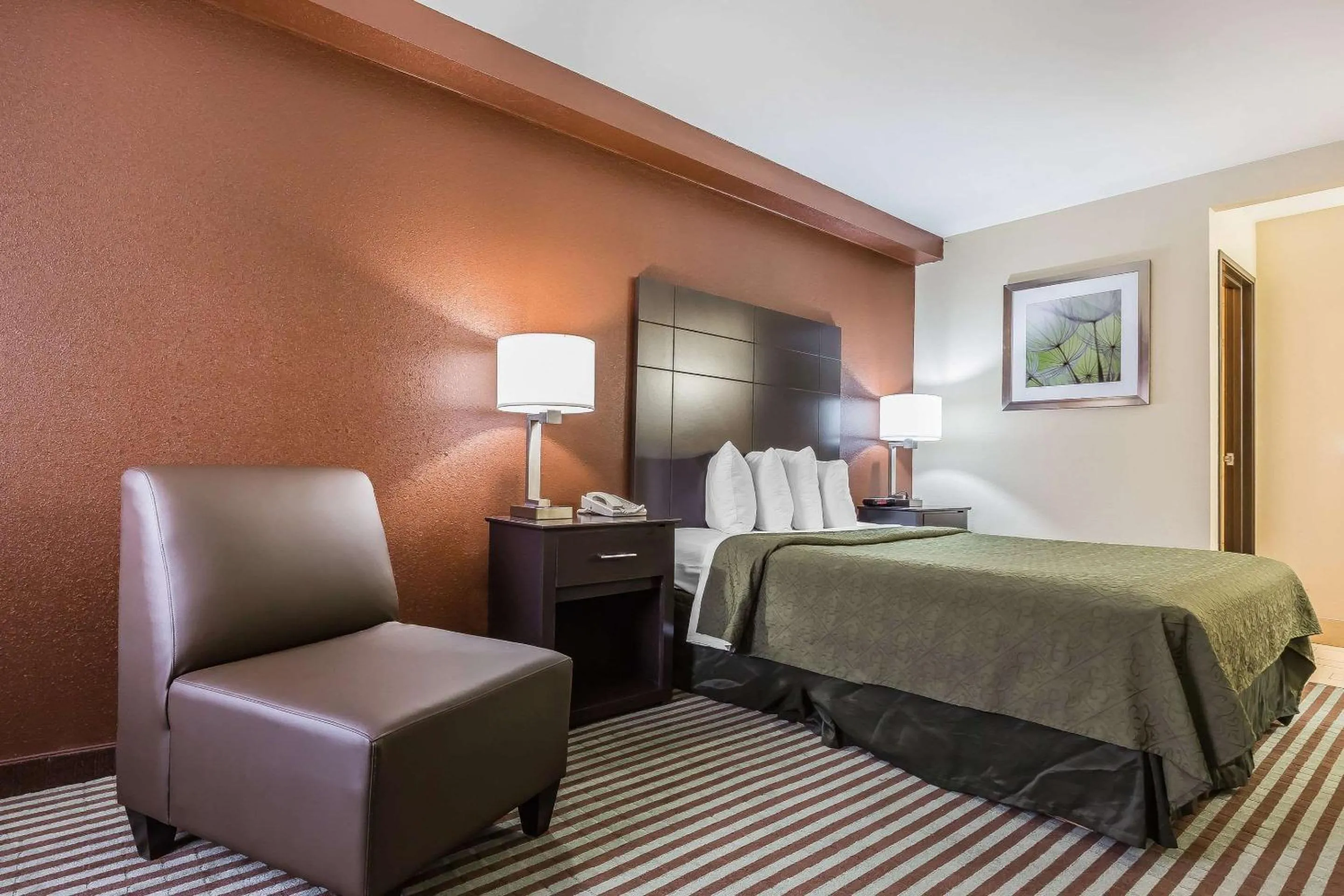 Photo of the whole room, Bed in Quality Inn Mount Vernon, IL