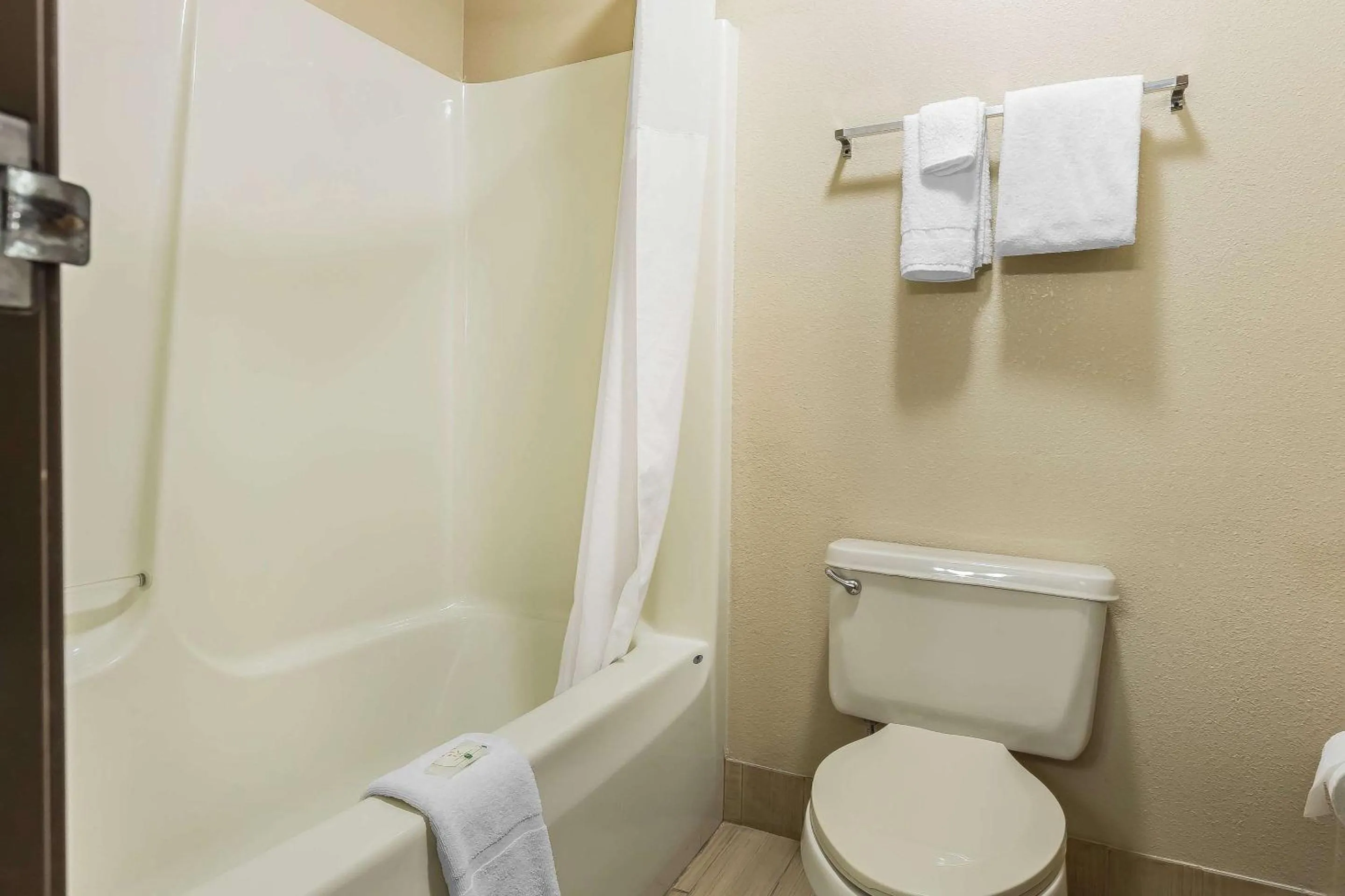 Bedroom in Quality Inn Mount Vernon, IL