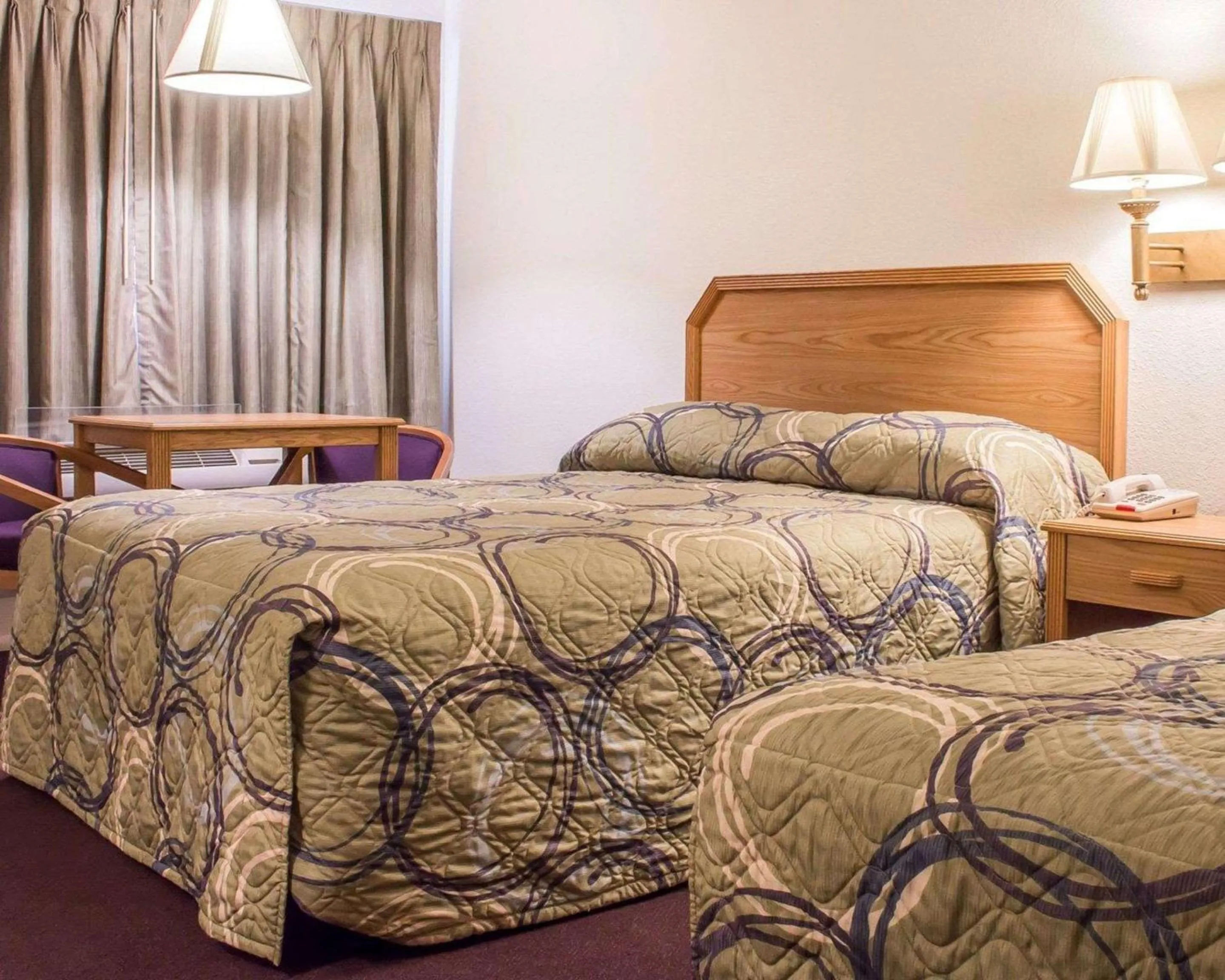 Photo of the whole room, Bed in Rodeway Inn Silver Creek Inn