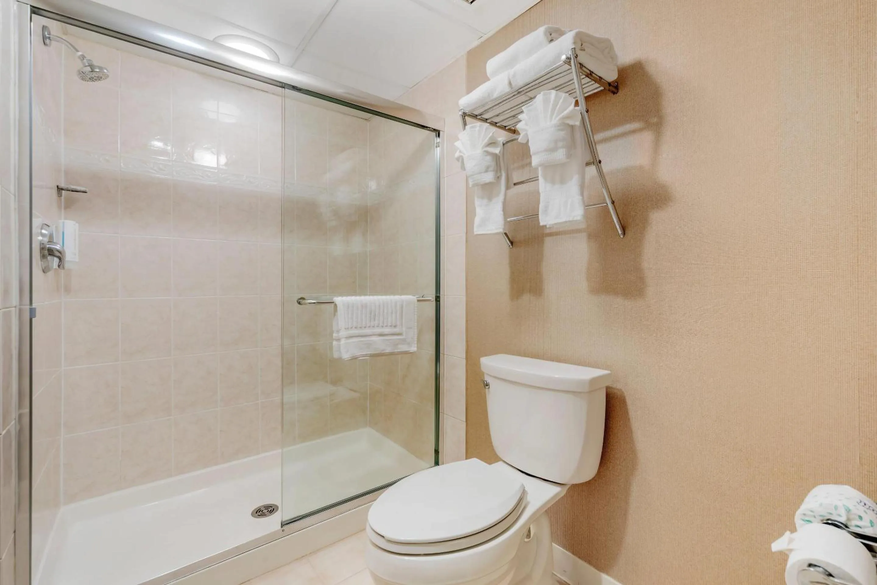 Bedroom in Clarion Hotel & Conference Center Toms River