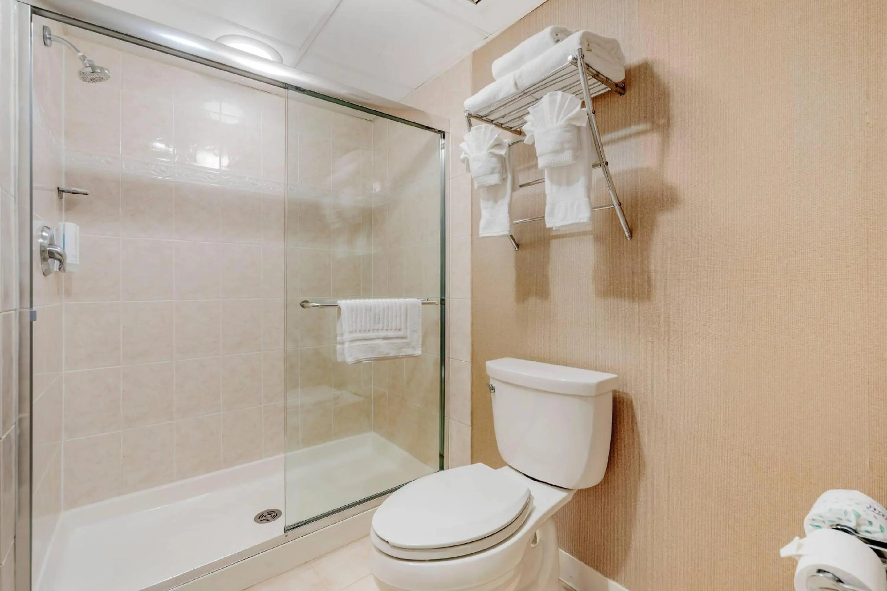 Bedroom in Clarion Hotel & Conference Center Toms River