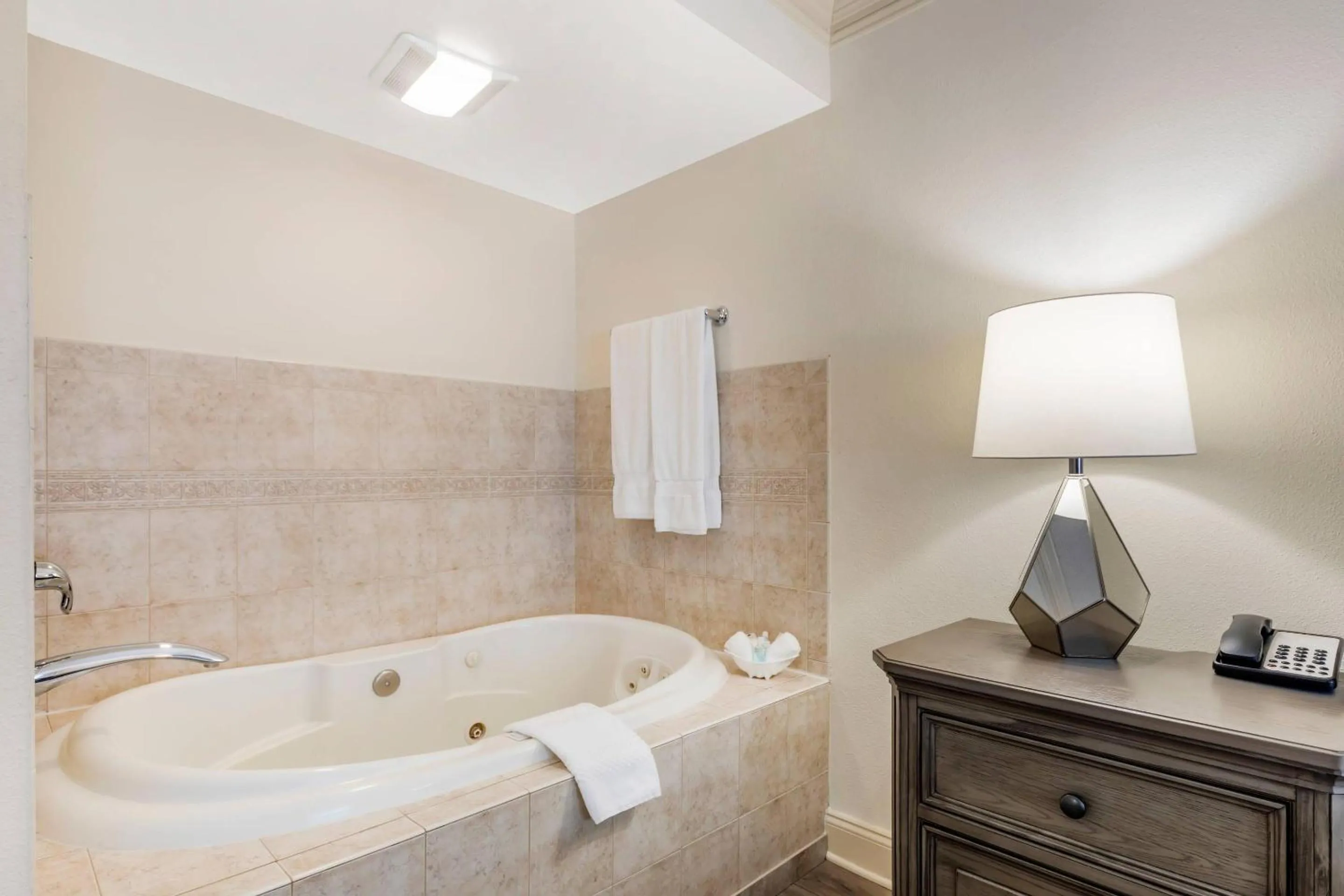 Bedroom in Clarion Hotel & Conference Center Toms River