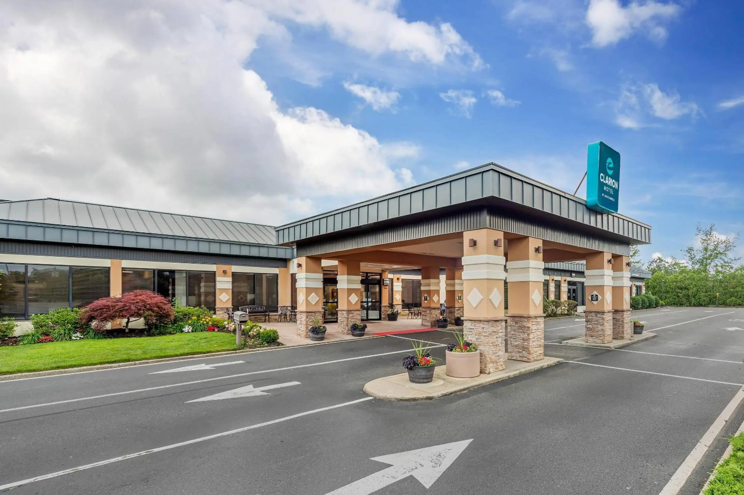 Property building in Clarion Hotel & Conference Center Toms River