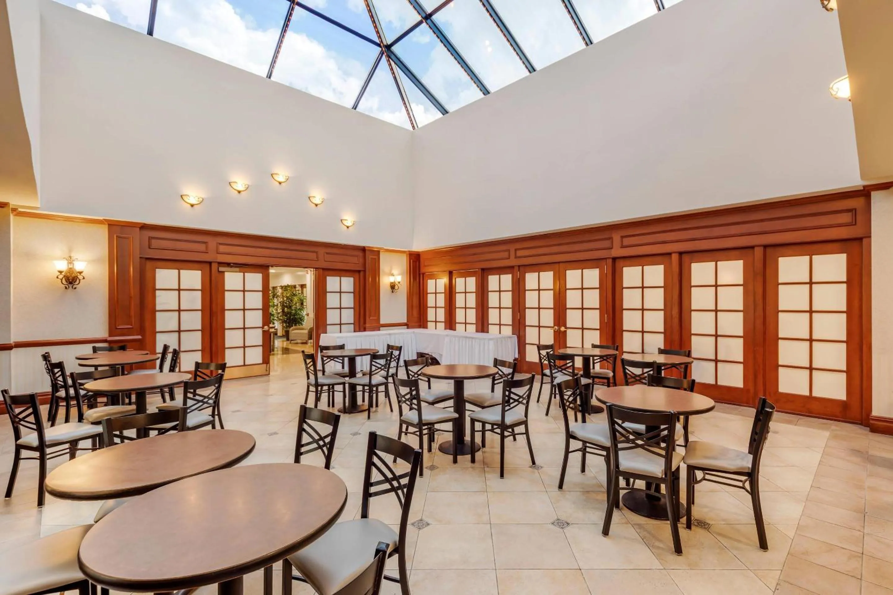 Lounge or bar in Clarion Hotel & Conference Center Toms River