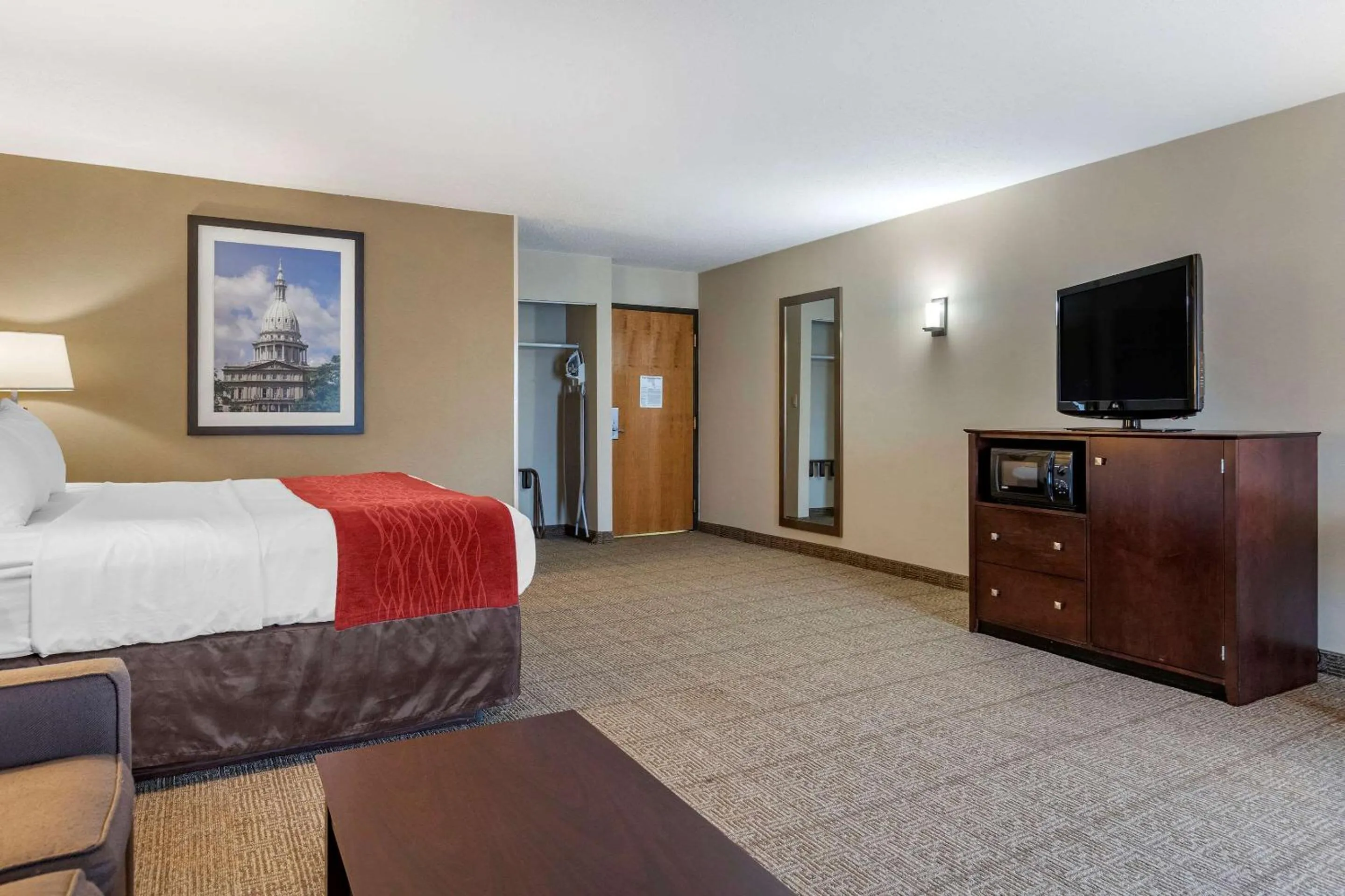Photo of the whole room, Bed in Comfort Inn Lansing West
