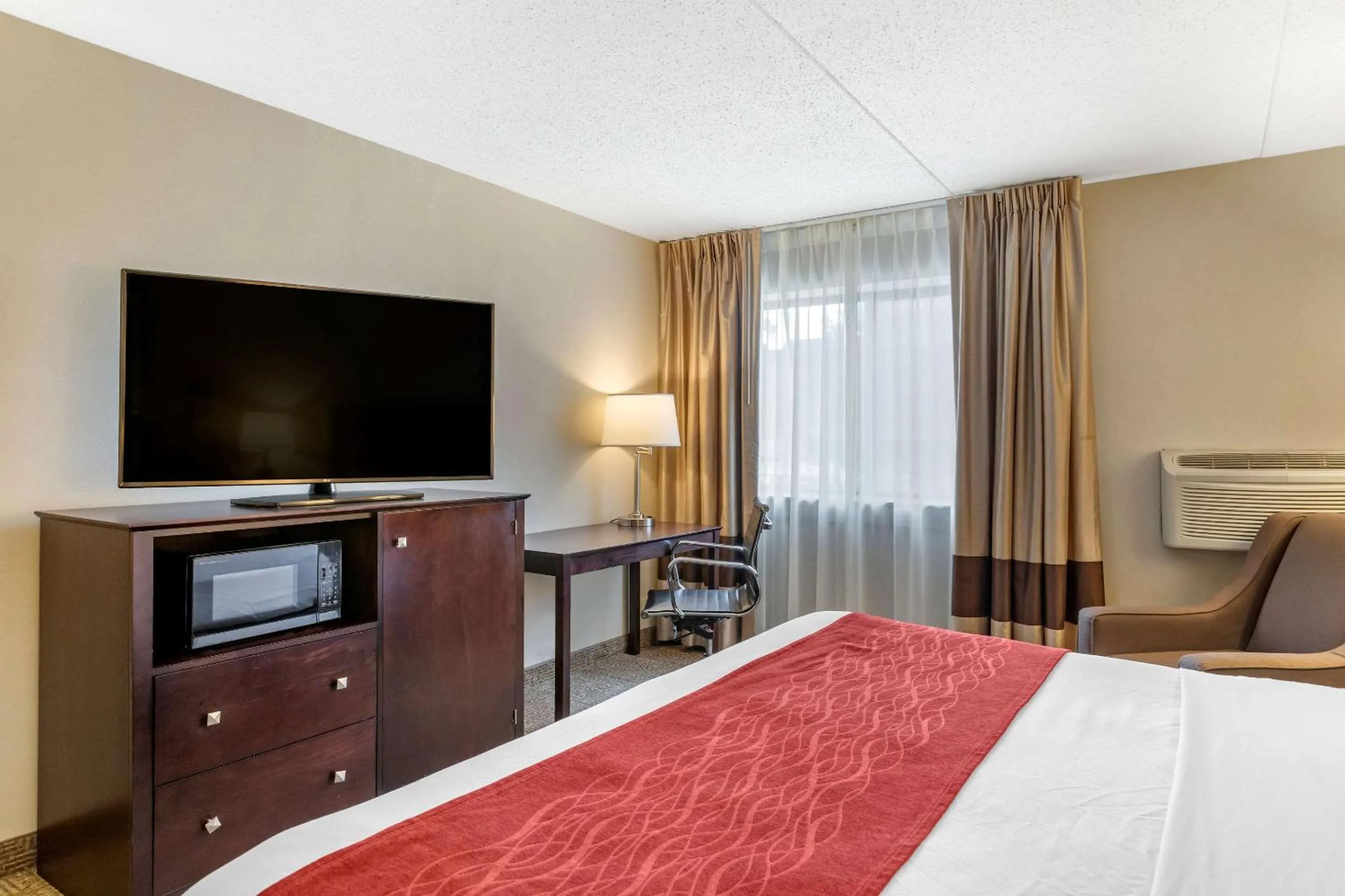 Photo of the whole room, Bed in Comfort Inn Lansing West