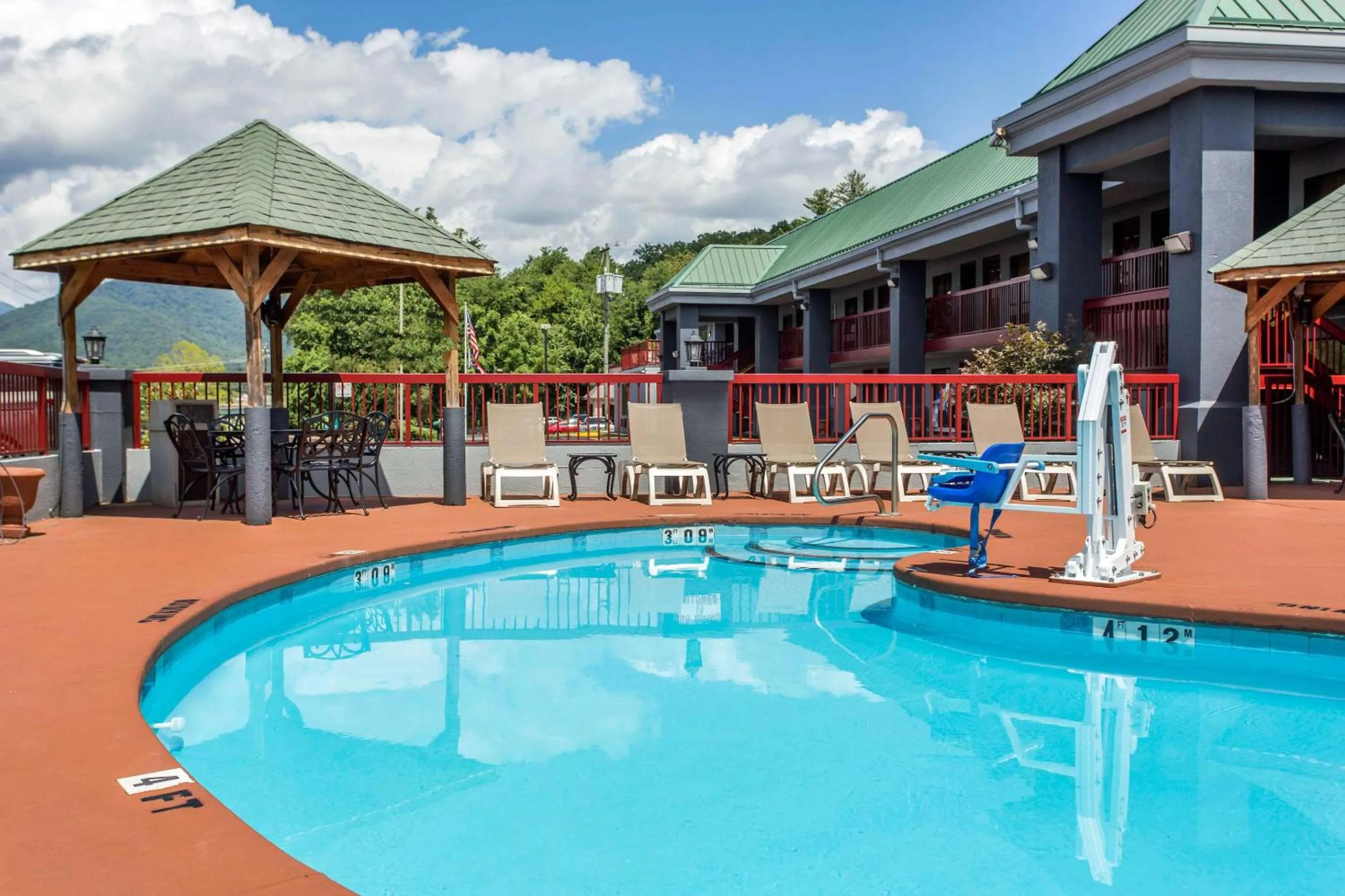 Swimming pool in Quality Inn Black Mountain-Asheville East