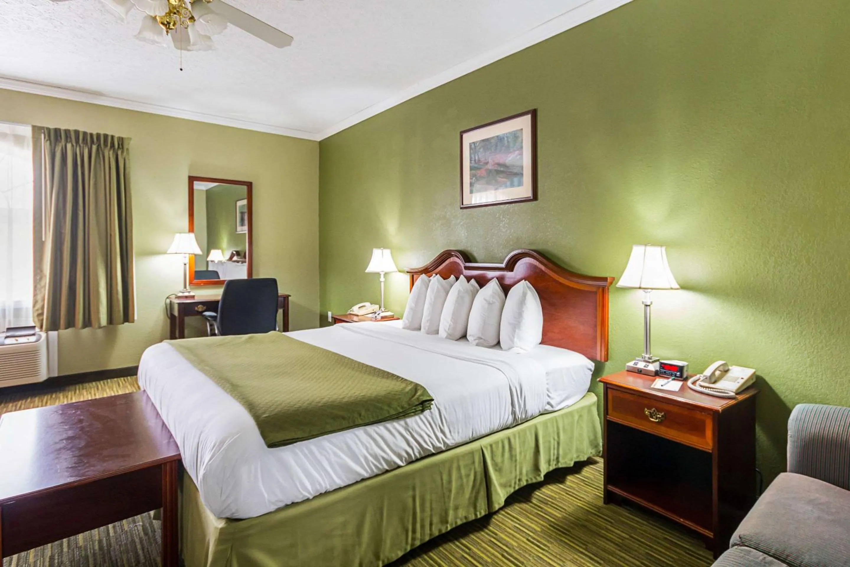 Bedroom, Bed in Quality Inn Weston