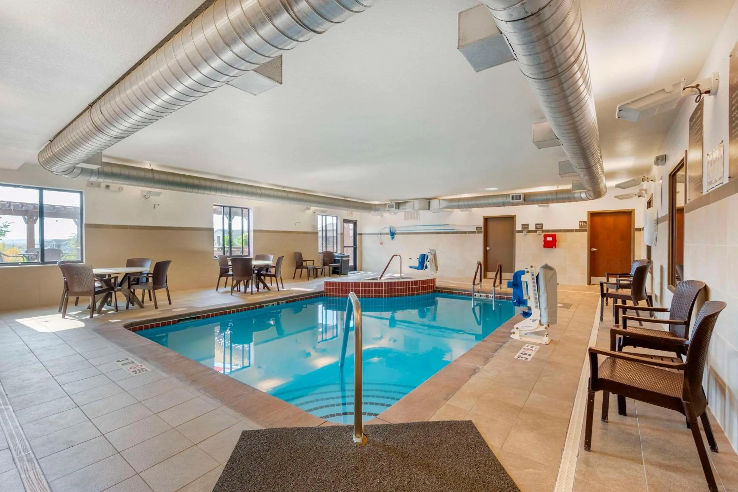Swimming pool in Comfort Inn & Suites