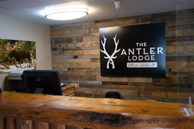 Lobby or reception in The Antler Lodge - Gardiner