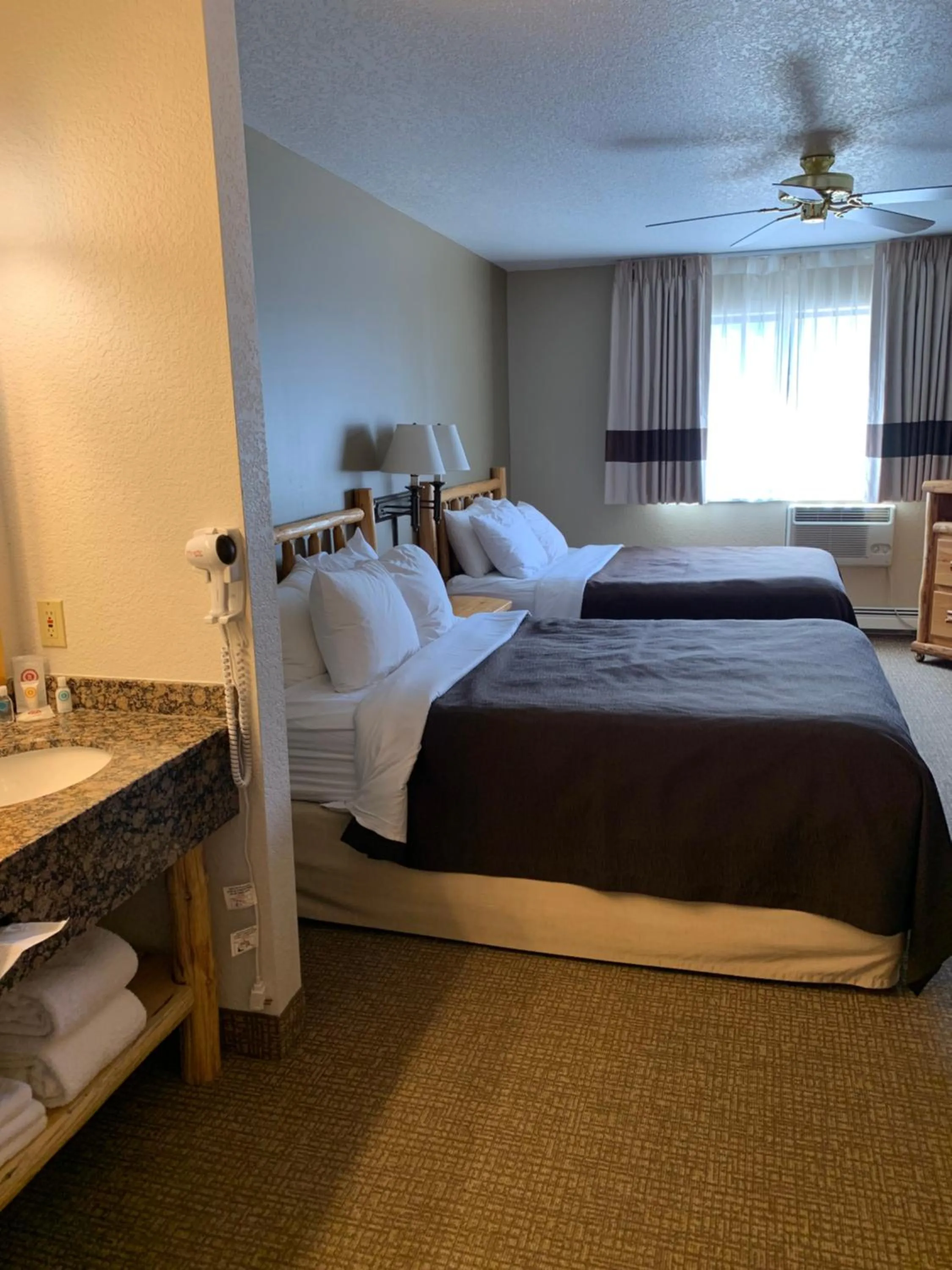 Bedroom, Bed in The Antler Lodge - Gardiner