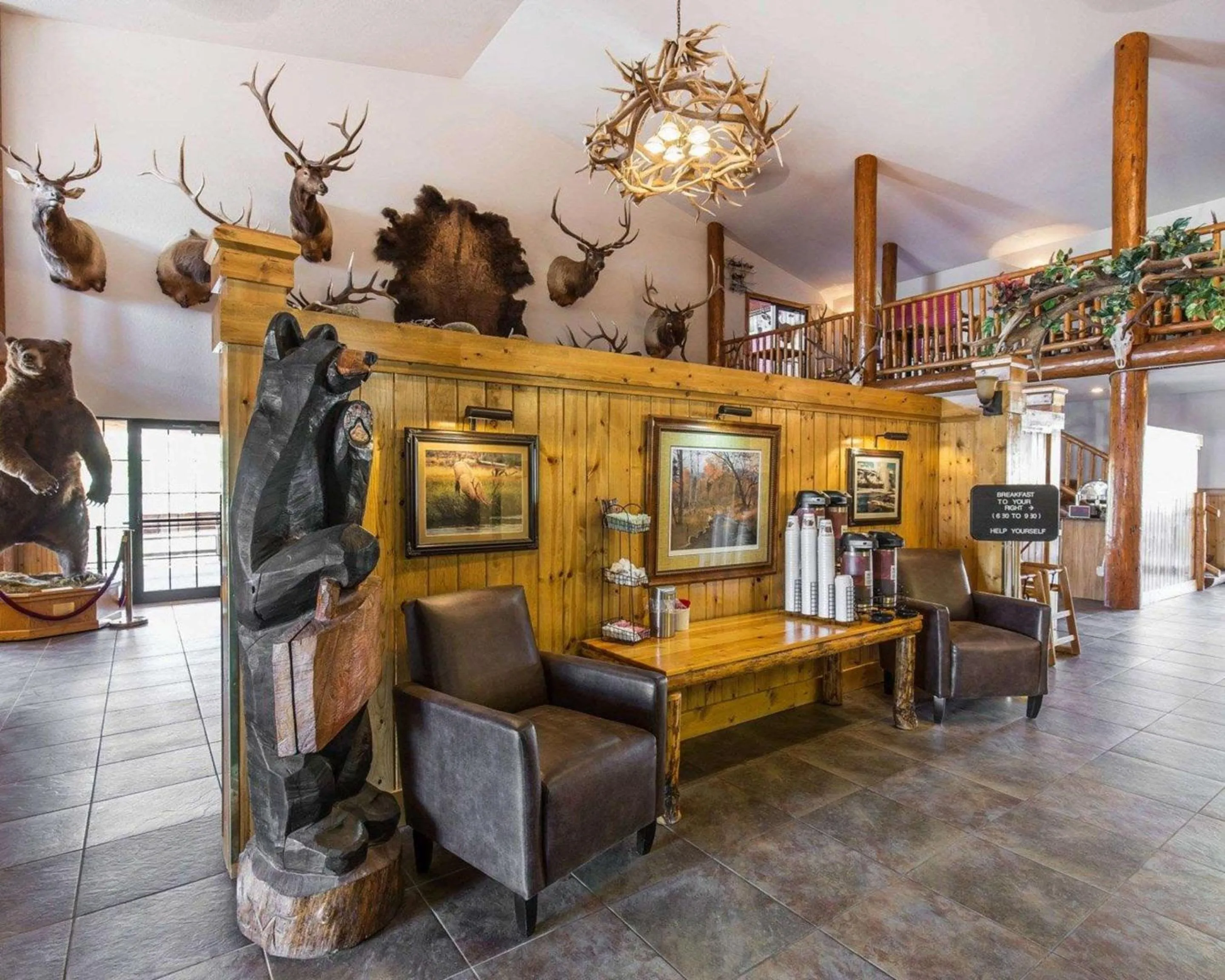 Lobby or reception in The Antler Lodge - Gardiner