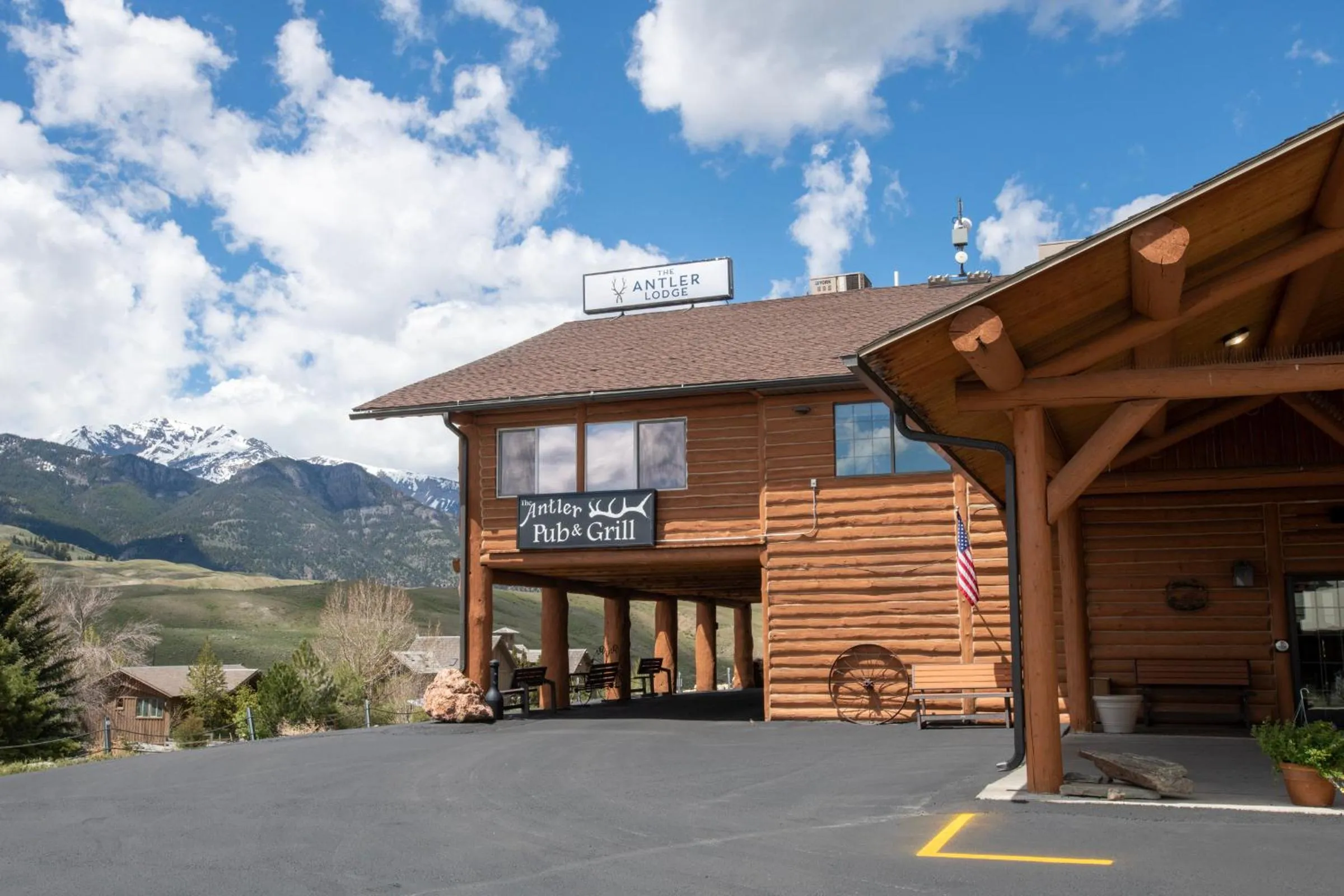 Property building in The Antler Lodge - Gardiner