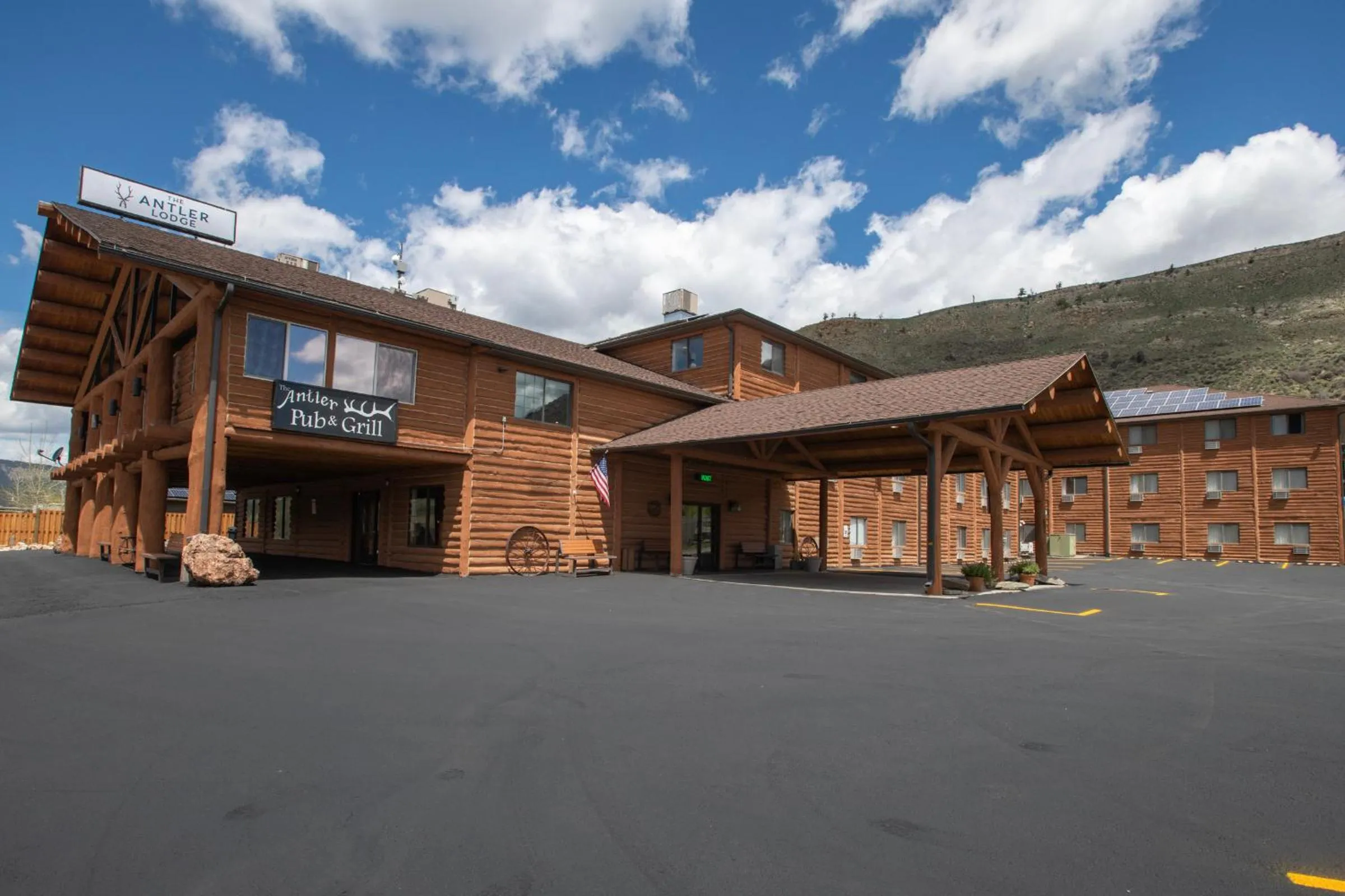 Property building in The Antler Lodge - Gardiner