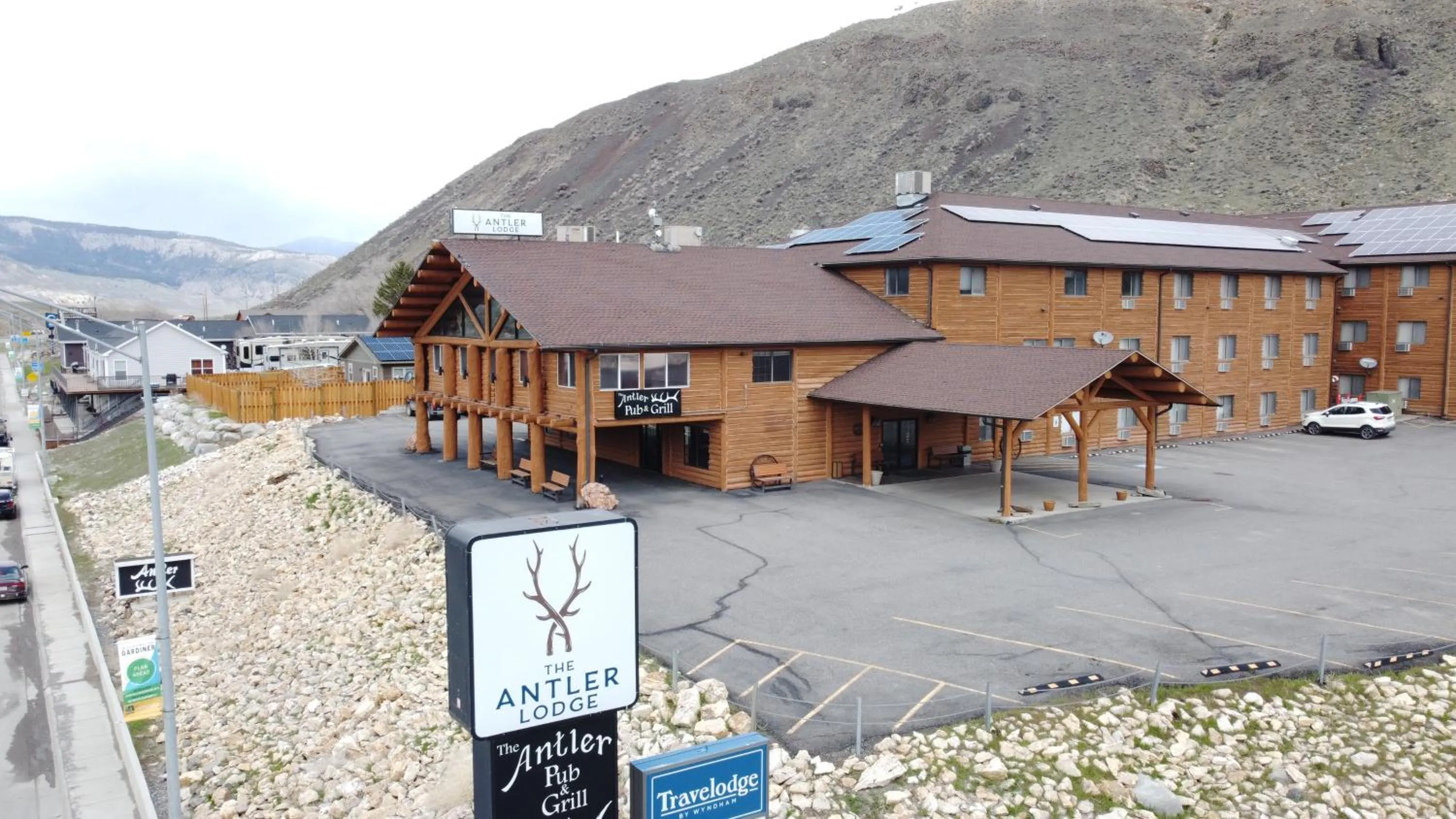 Property building in The Antler Lodge - Gardiner