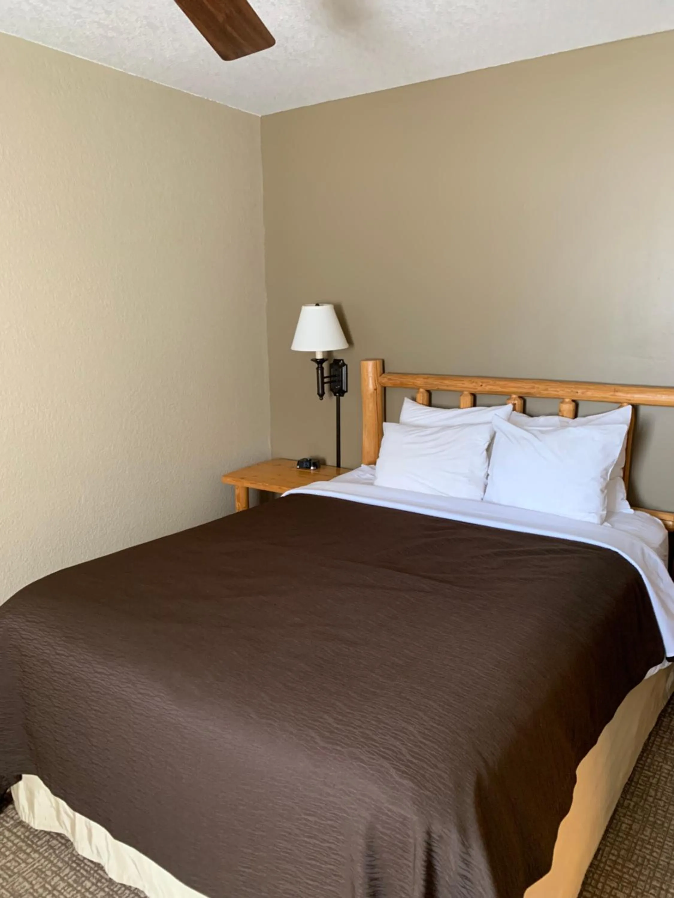 Bed in The Antler Lodge - Gardiner