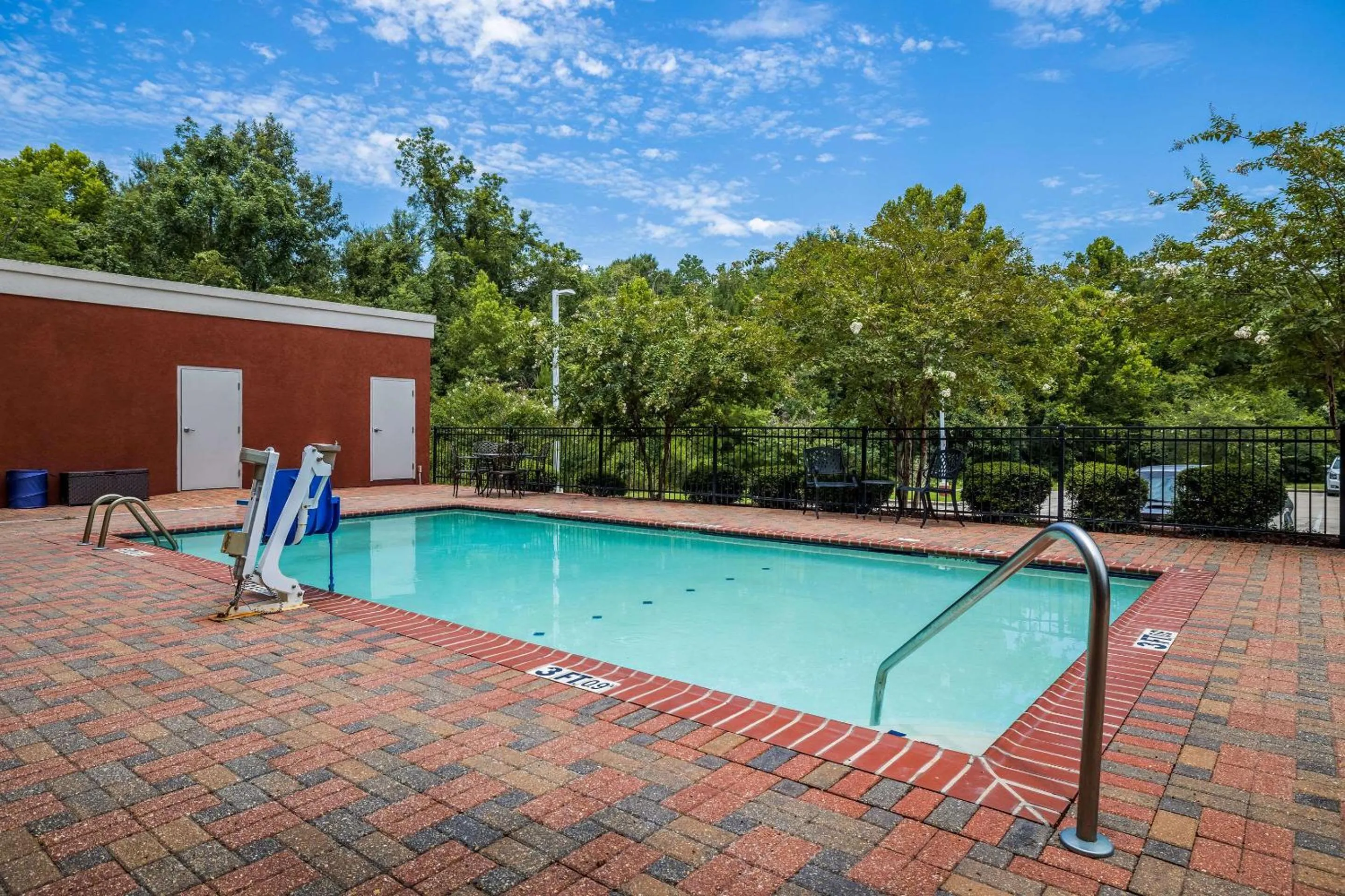 Swimming pool in Comfort Suites Denham Springs