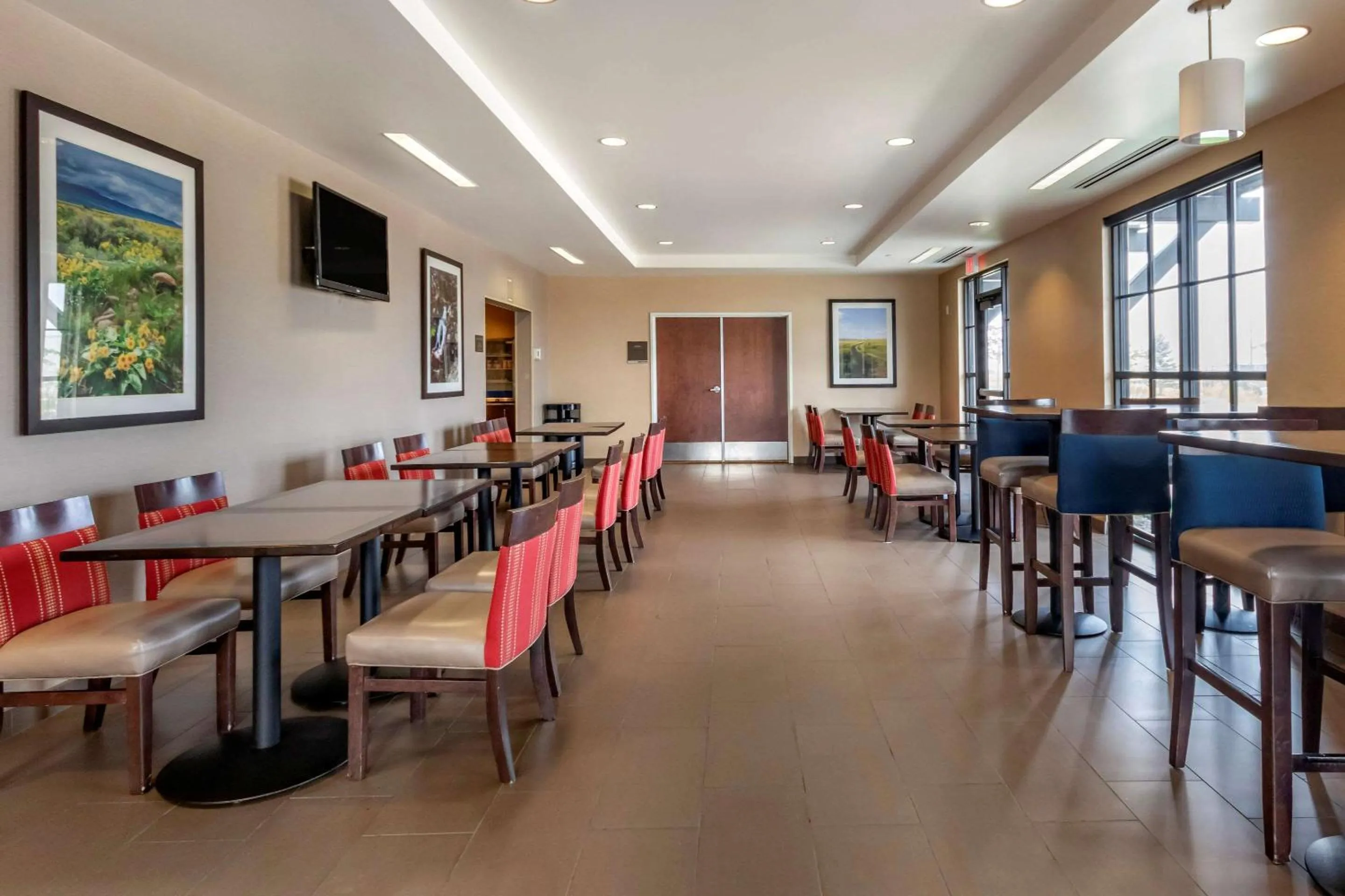 Restaurant/places to eat in Comfort Suites Airport-University