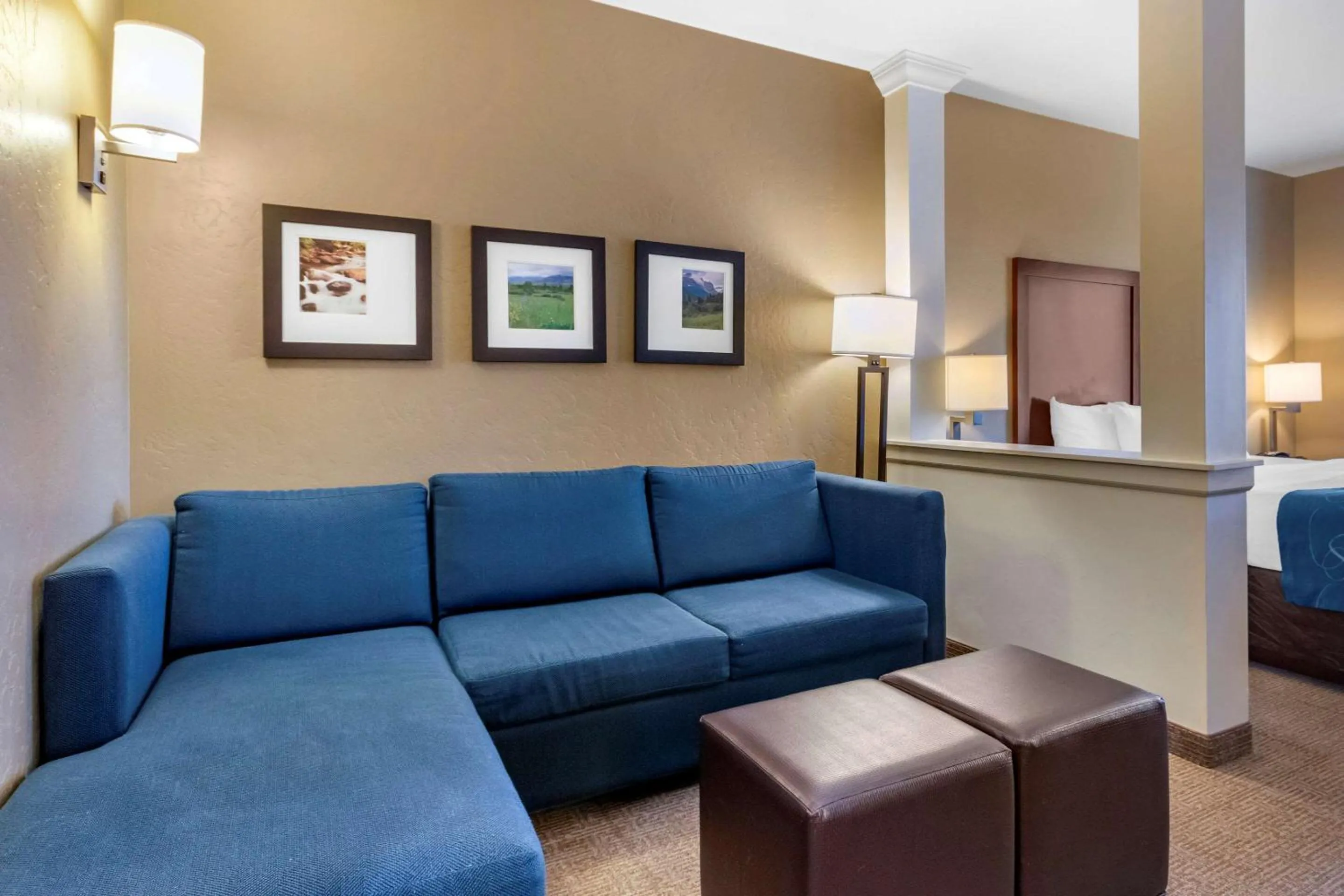 Photo of the whole room, Bed in Comfort Suites Airport-University