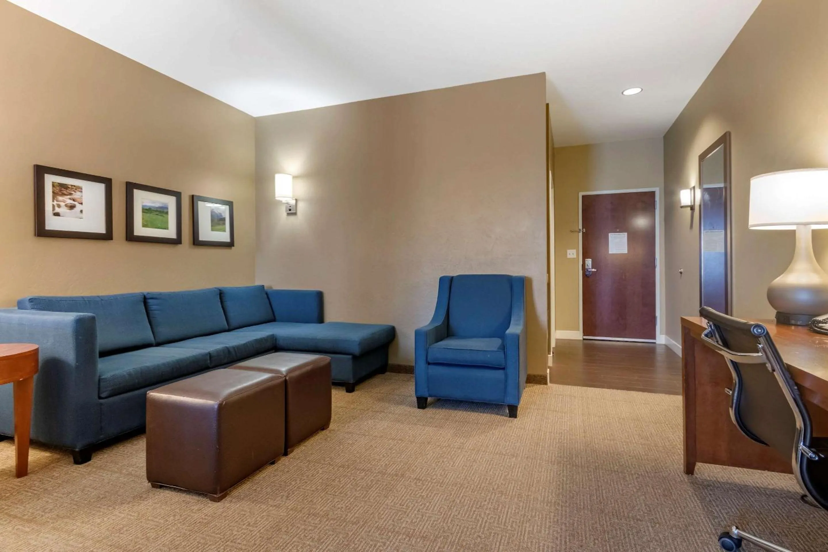 Photo of the whole room in Comfort Suites Airport-University