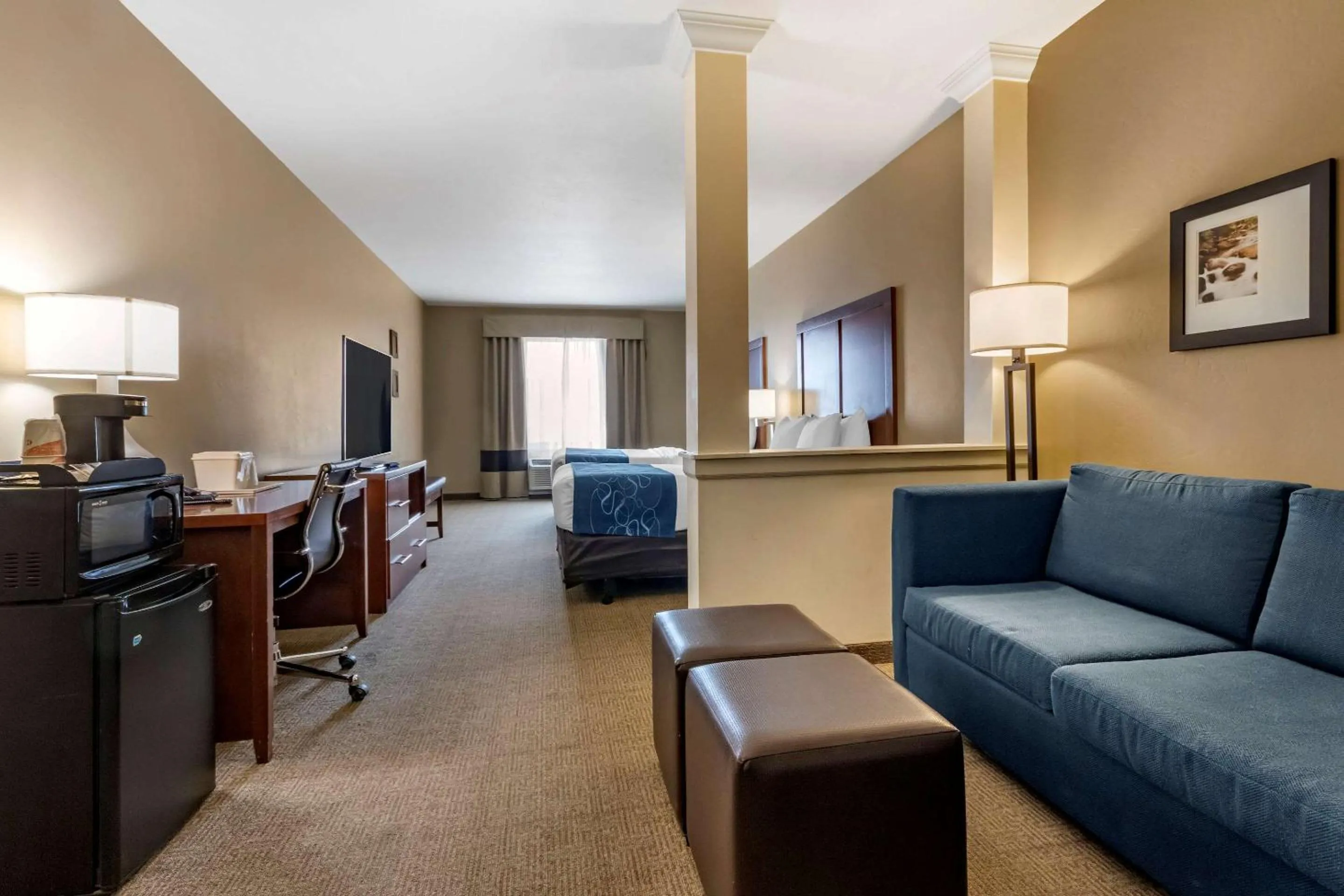 Photo of the whole room in Comfort Suites Airport-University