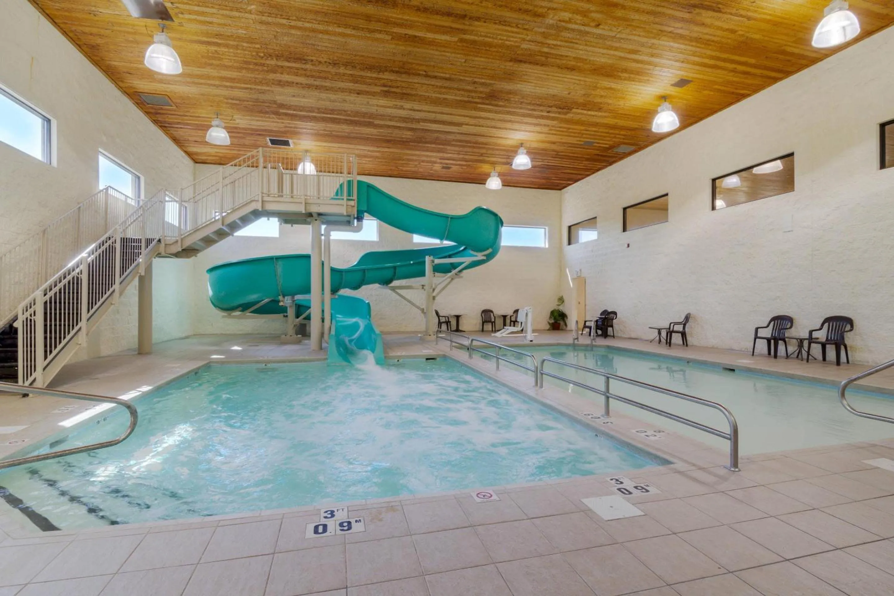 Swimming pool in Comfort Inn Bismarck