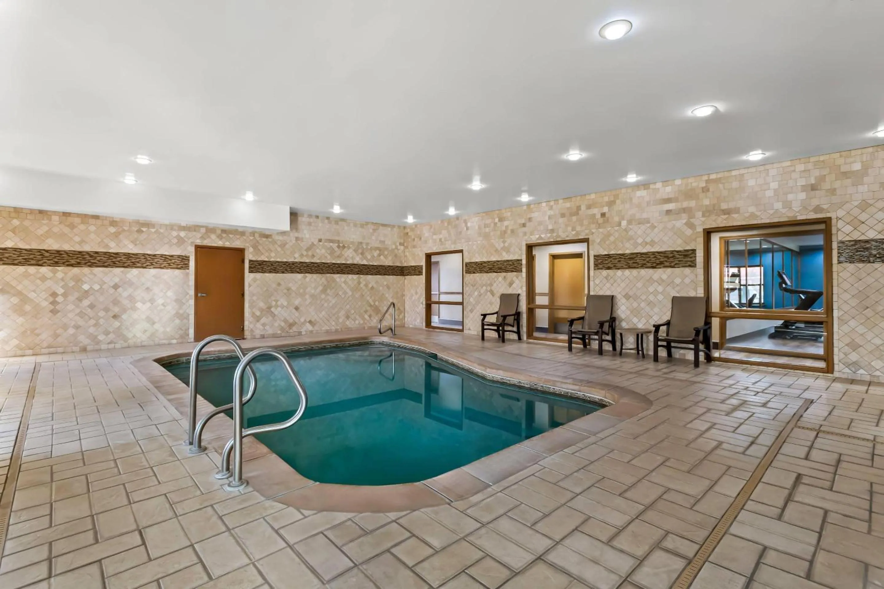 Swimming pool in Comfort Suites Roswell North