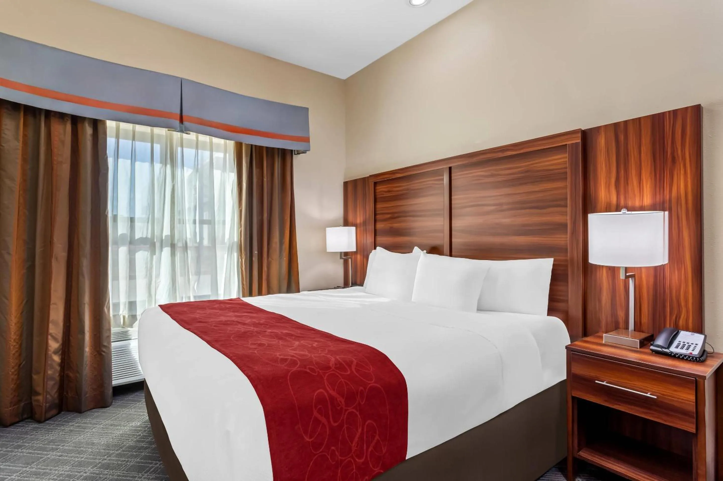 Bedroom, Bed in Comfort Suites Roswell North