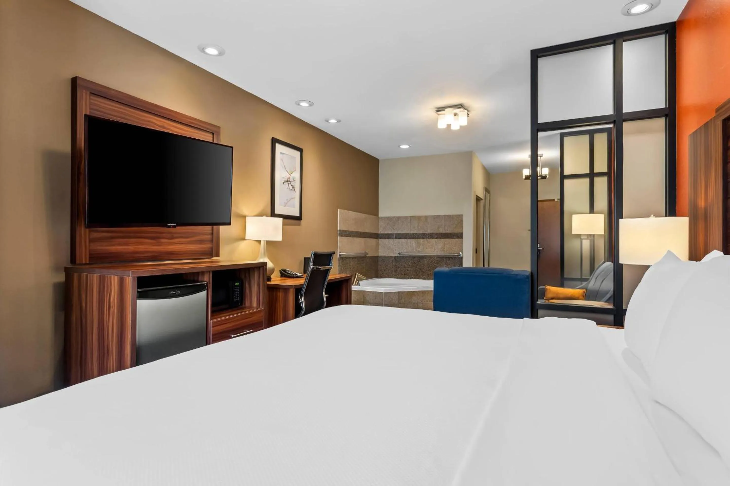 Bedroom, Bed in Comfort Suites Roswell North