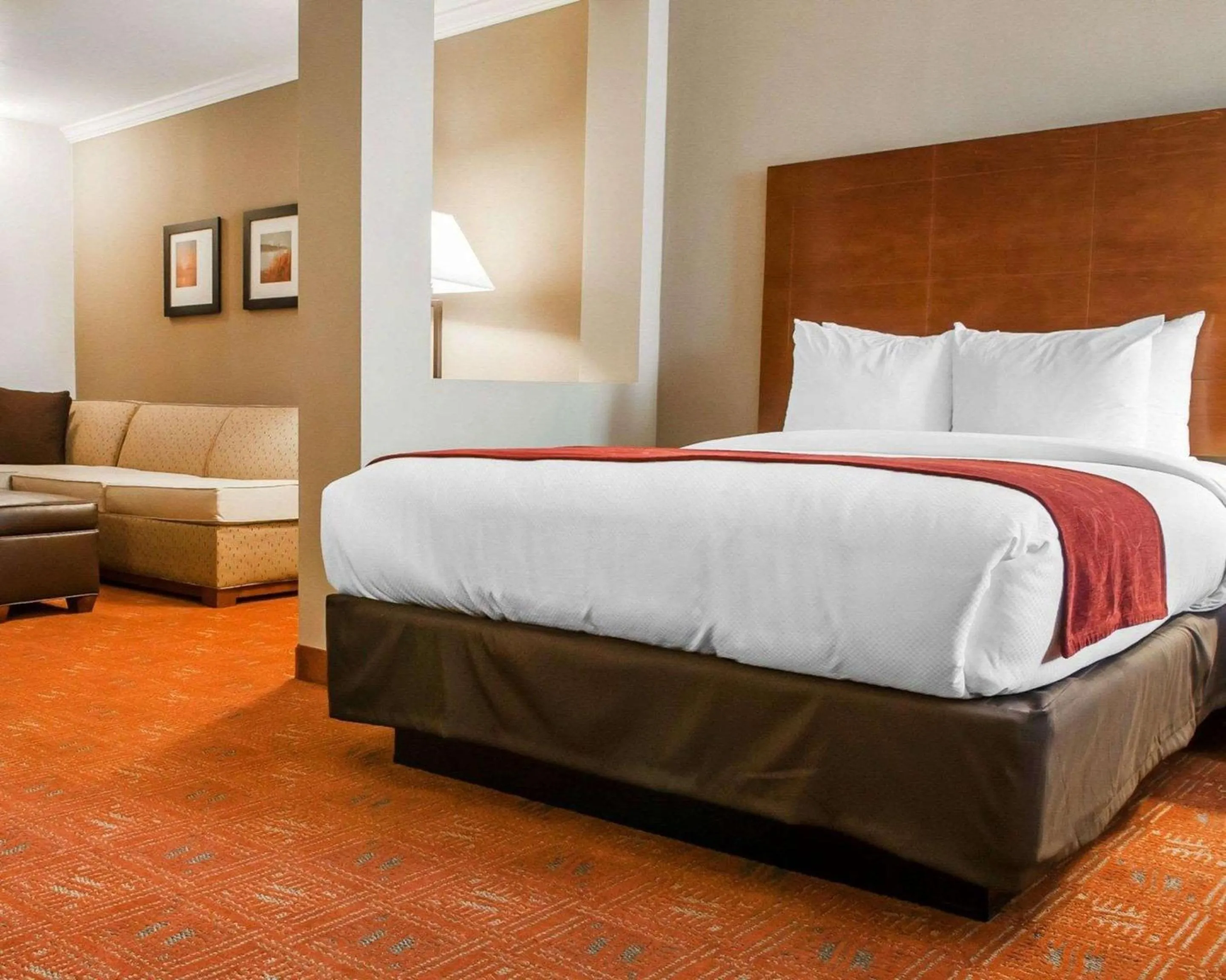 Bedroom, Bed in Comfort Suites Farmington