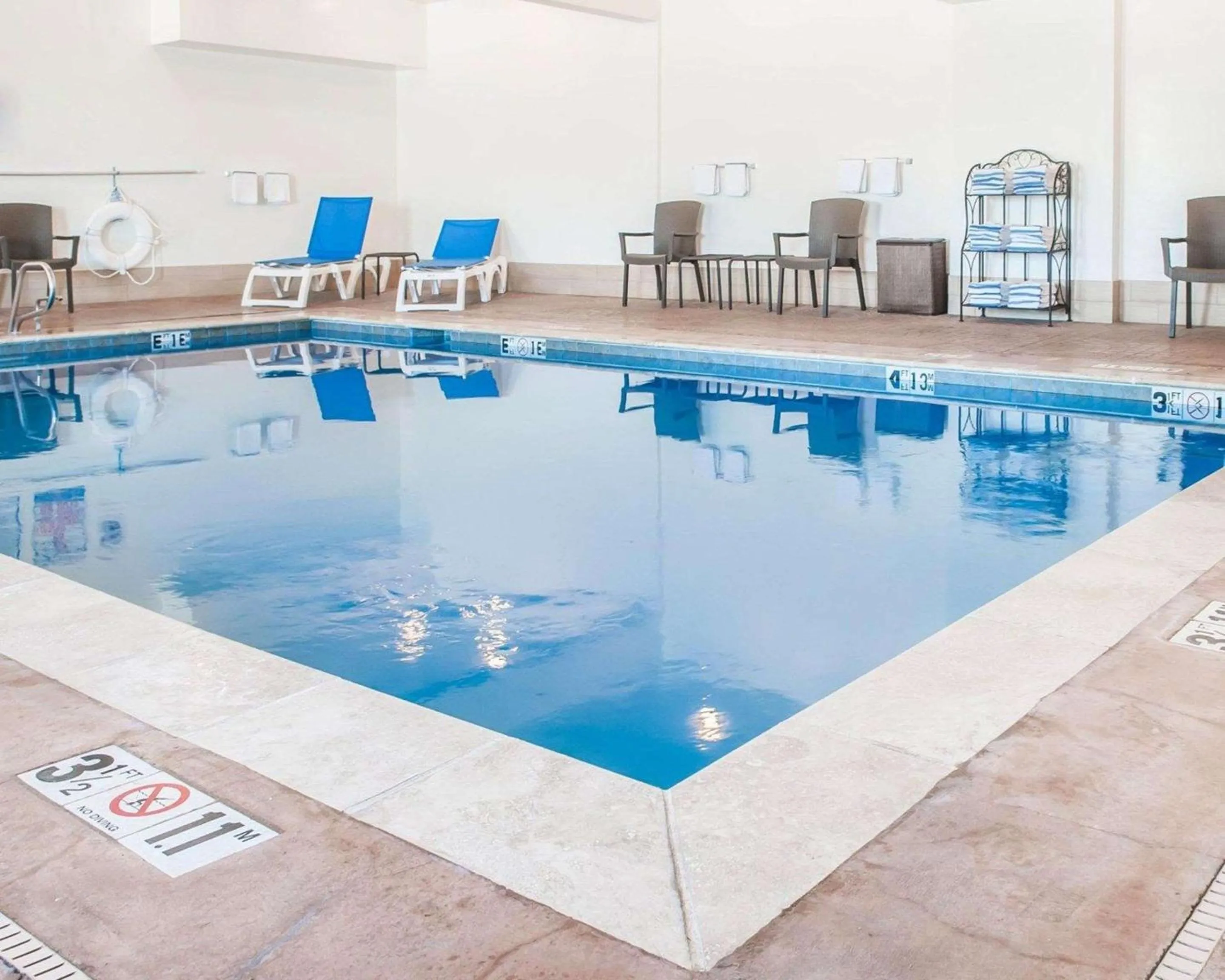 Swimming pool in Comfort Suites Farmington