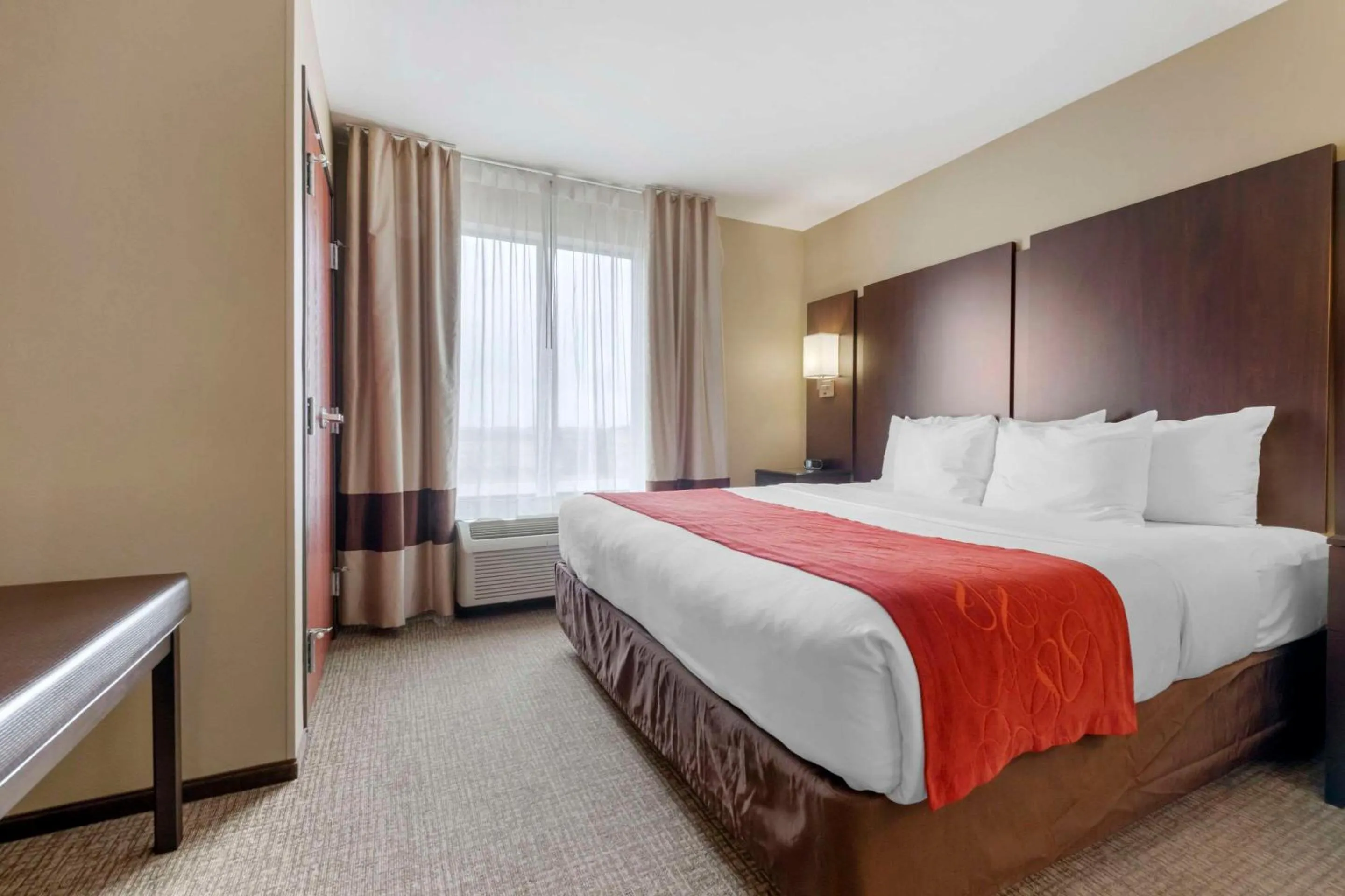 Bedroom, Bed in Comfort Suites & Conference Center