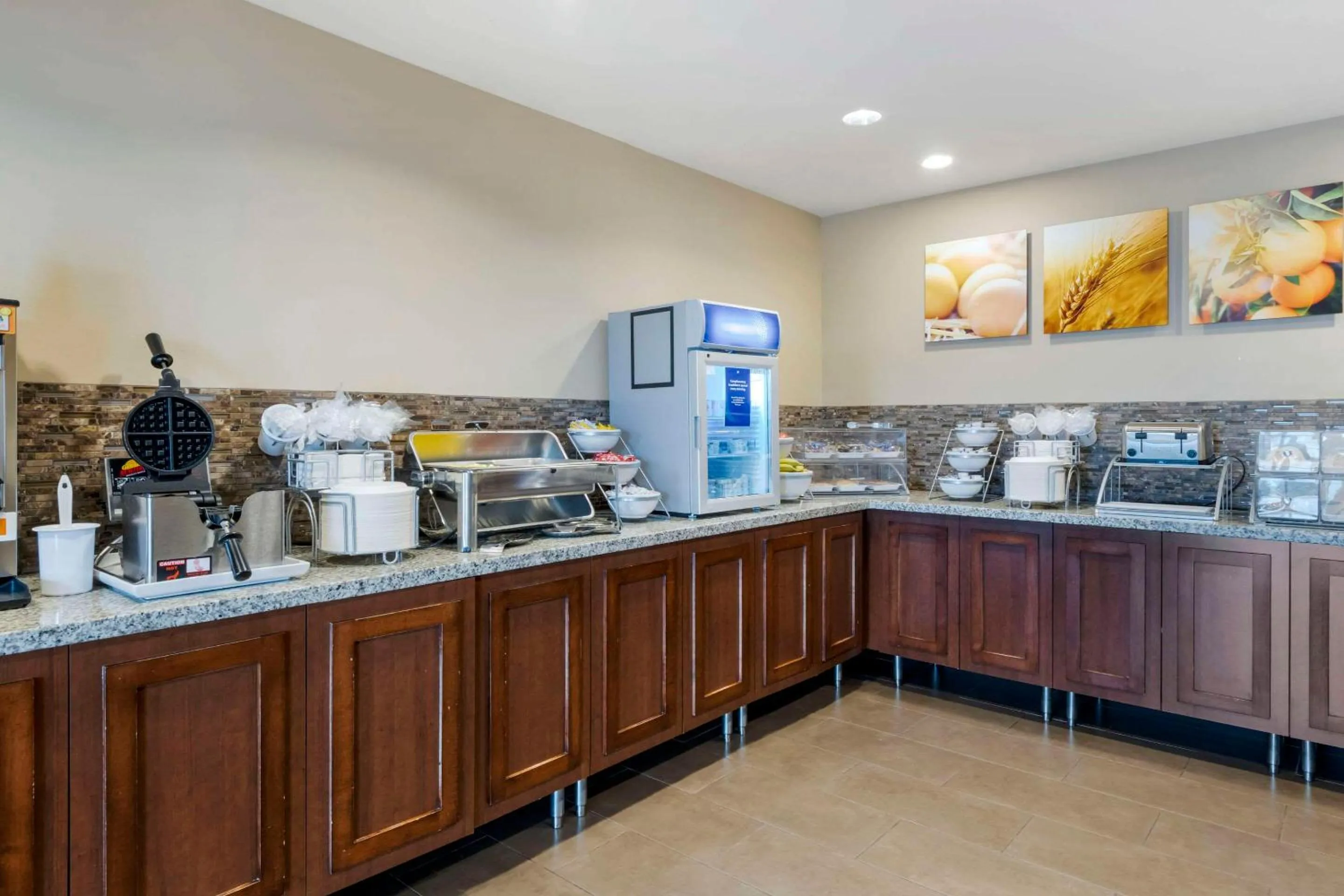 Breakfast in Comfort Suites & Conference Center