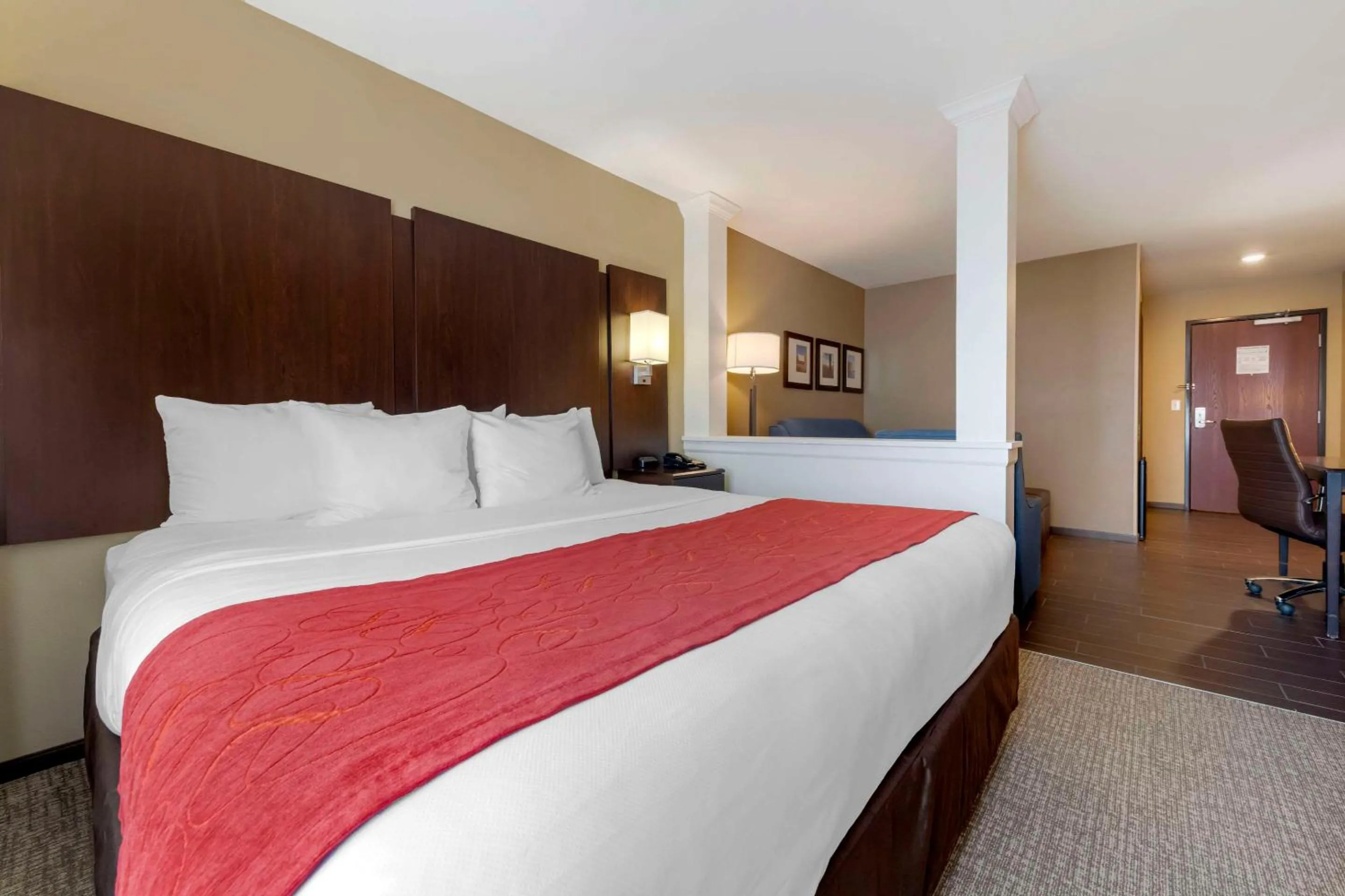 Bedroom, Bed in Comfort Suites & Conference Center