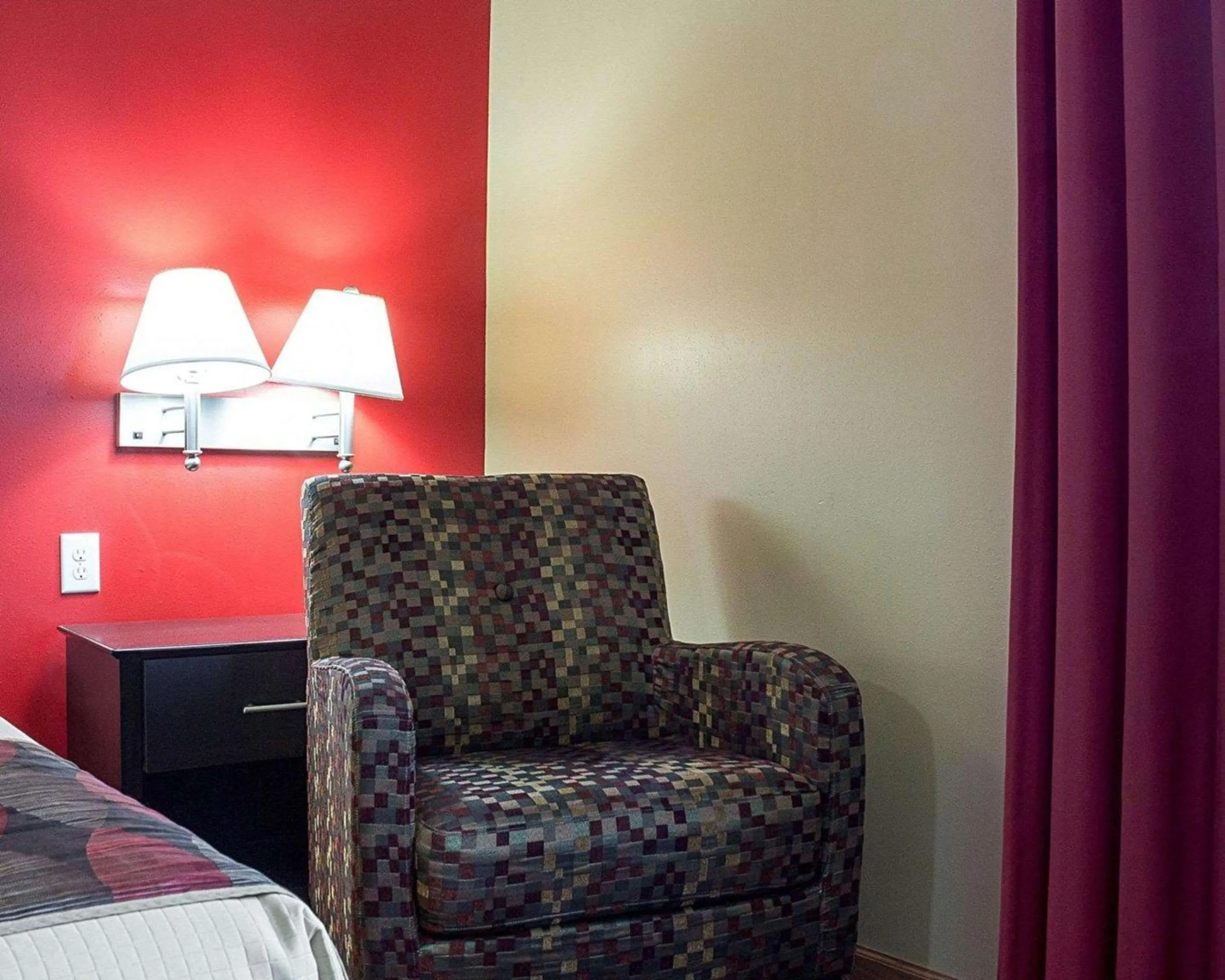 Photo of the whole room, Bed in Econo Lodge