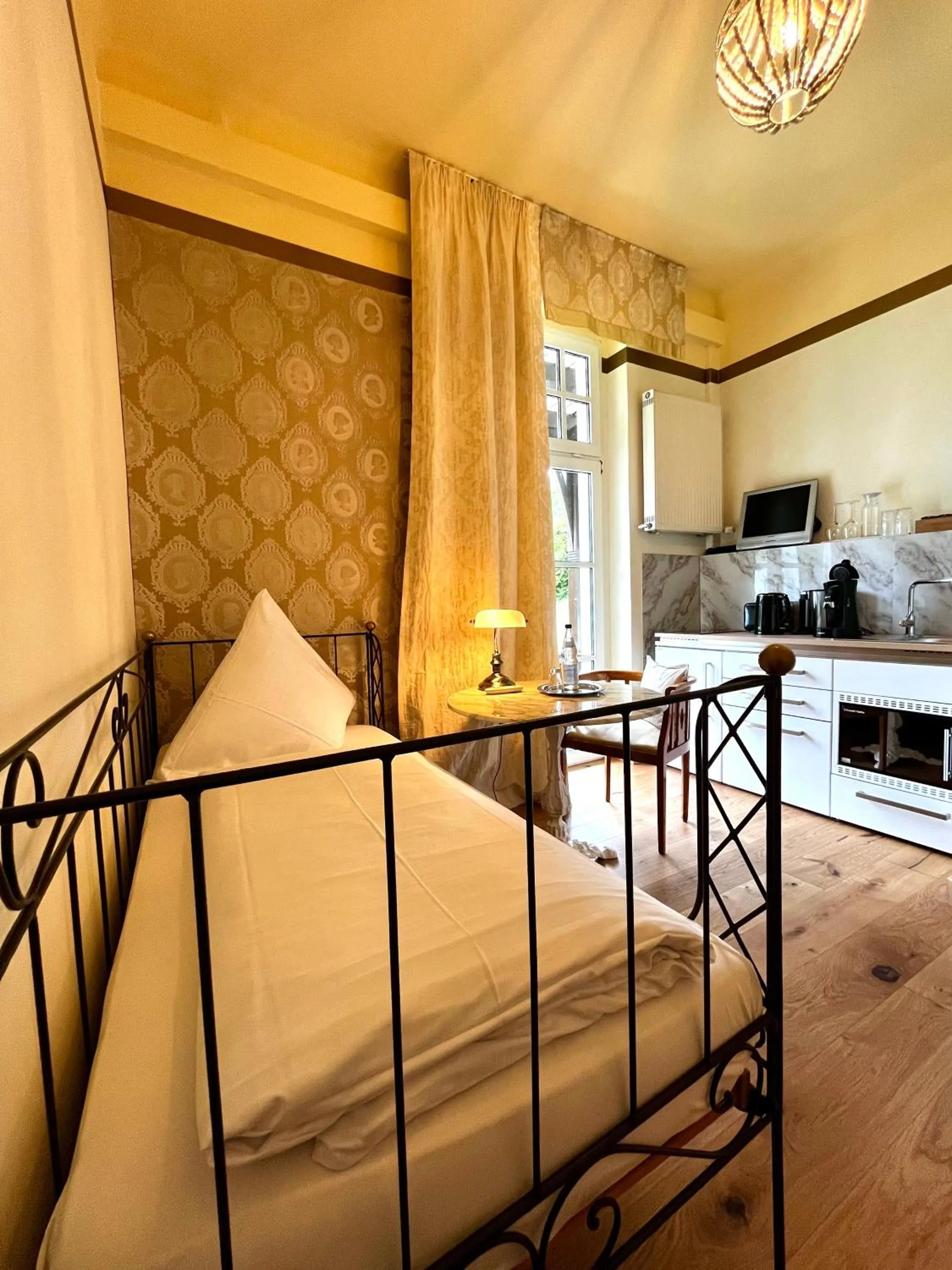 Kitchen or kitchenette, Bed in PARK VILLA zentral am Mittelrhein Zimmer&Apartments Self check in Aparthotel