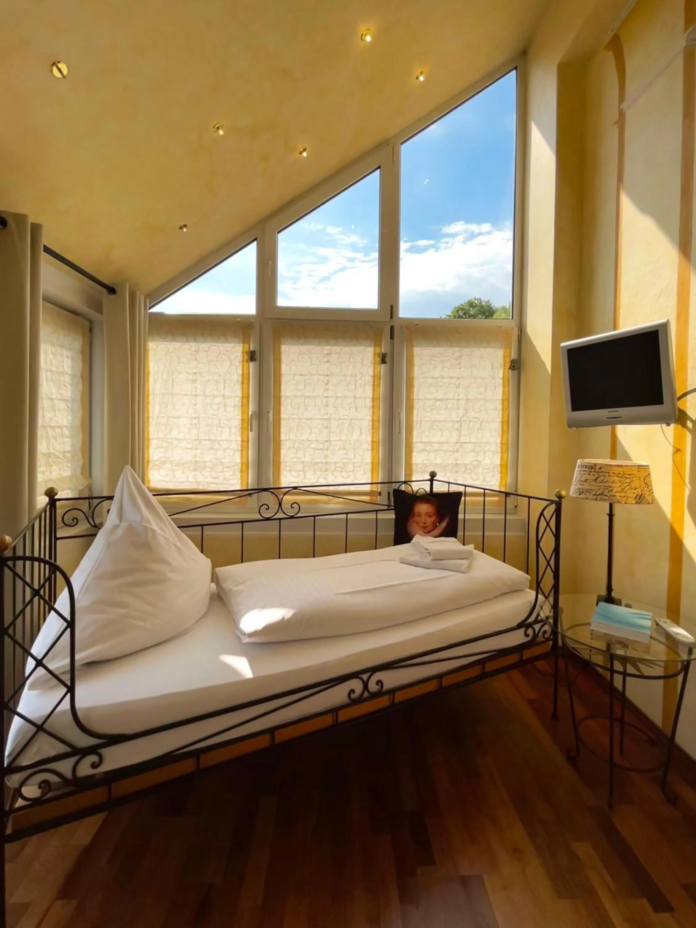 Bed in PARK VILLA zentral am Mittelrhein Zimmer&Apartments Self check in Aparthotel